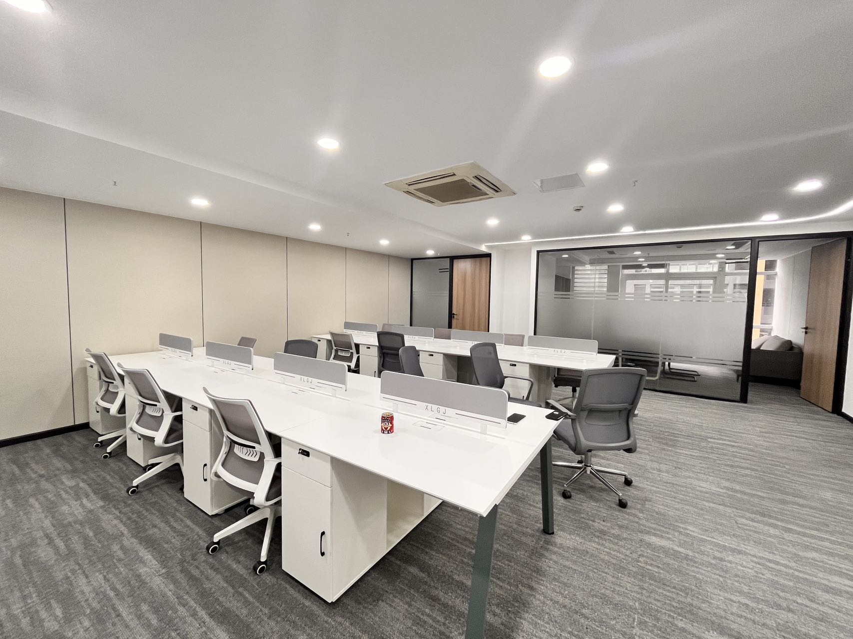 金融城5号线市一医院地铁五六百米 180平 4隔间16工位 双面采光 24小时空调 园区办公 天府新谷办公室出租