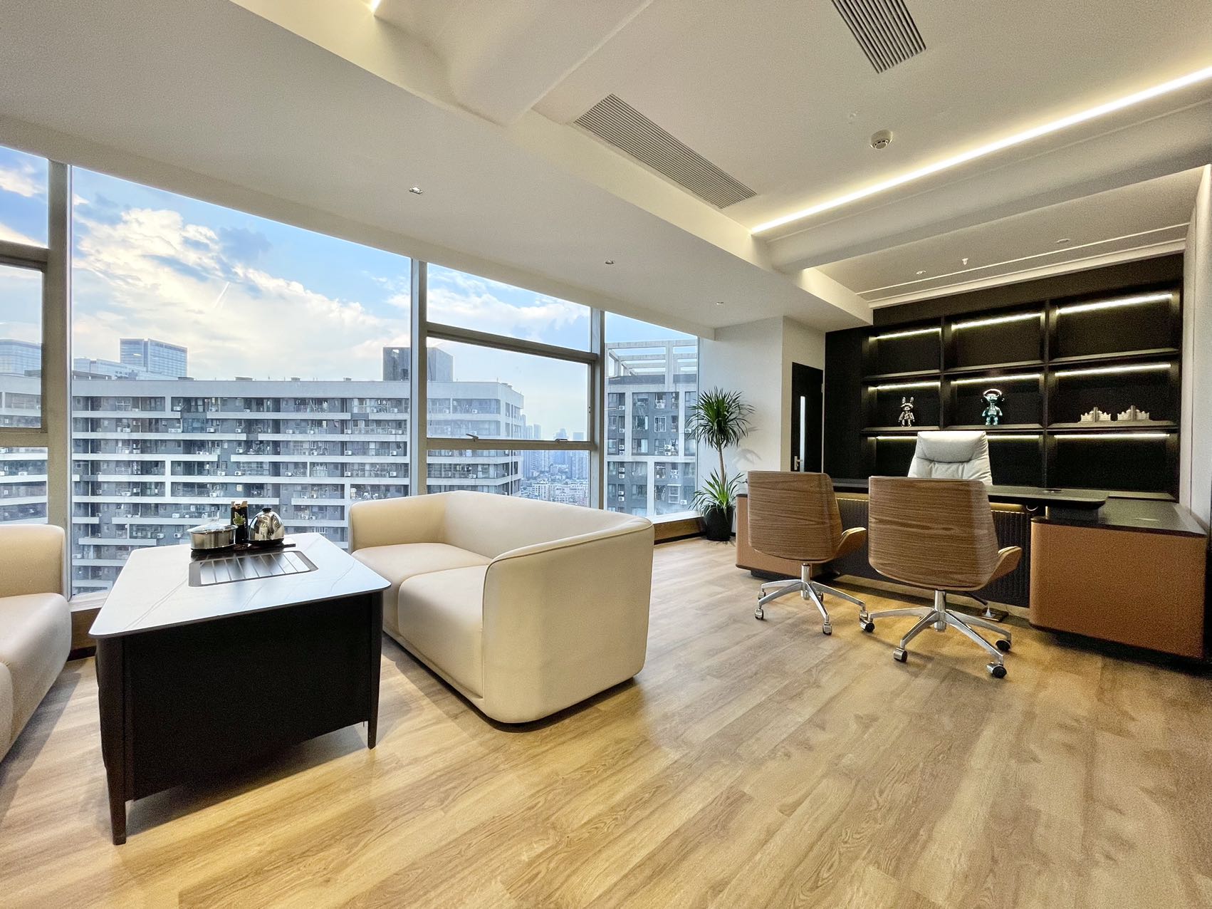 市中心锦江宾馆按套出租 7隔间32工位带休息接待区 正对电梯口 装修风格新颖 上普财富中心办公室出租