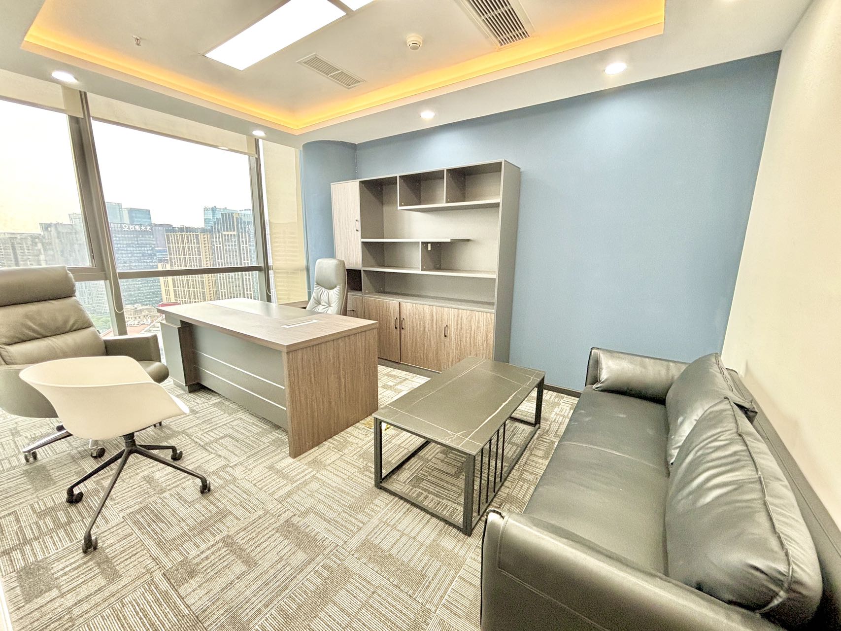 5号线大源版块地铁几百米 按套出租含物业 3隔间16工位带休息区 24小时空调 复城国际办公室出租