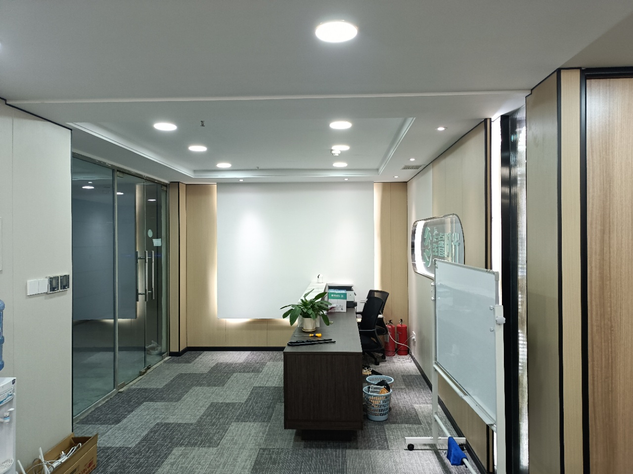 锦江区东门大桥地铁口 双面采光 168平 3隔间24人活着2隔间40工位 无加时费 东方广场办公室出租