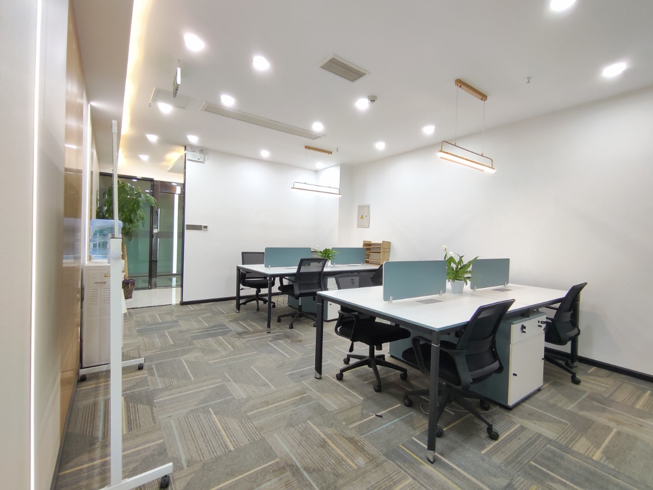 高新区新世纪环球中心168平小面积办公室 精装修带家具