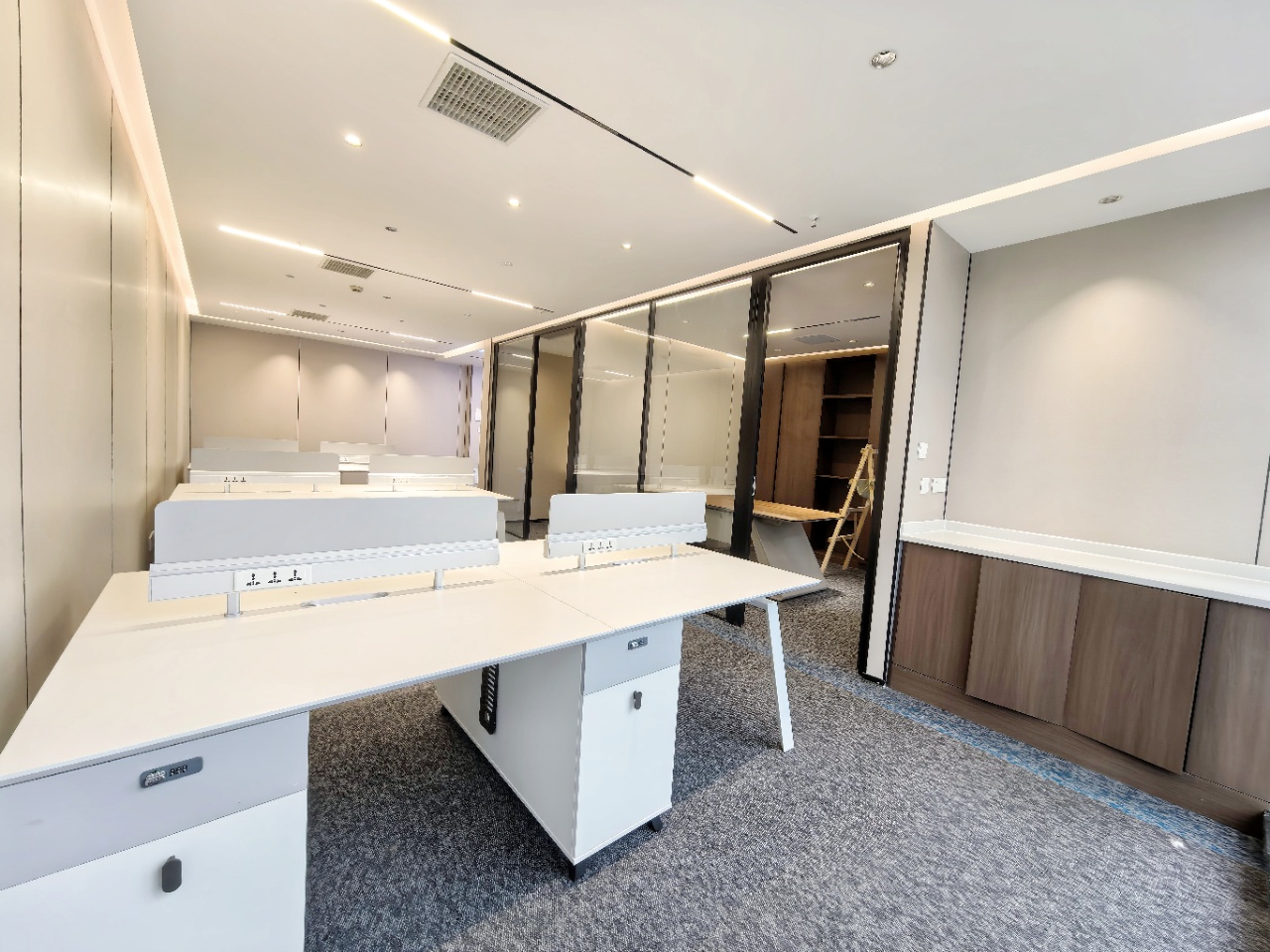 天府三街甲级楼盘稀缺小面积 2隔间12工位 特价7888元含物业费出租 带家具 香年广场办公室出租