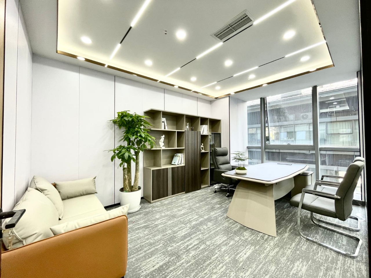 高新区广都地铁口天目中心130平精装办公室带家具 拎包入住