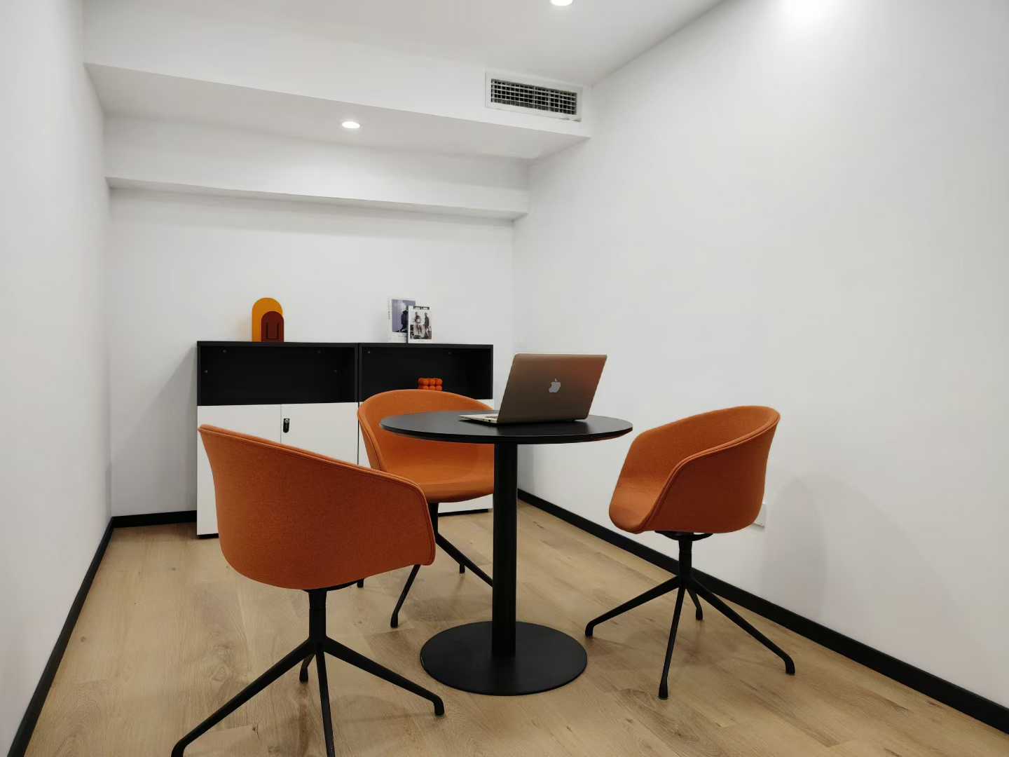 天府三街纯写跃层户型 品质楼盘 物业便宜 5隔间20工位 报价含物业 24小时空调 租一层的两层 福年广场办公室出租