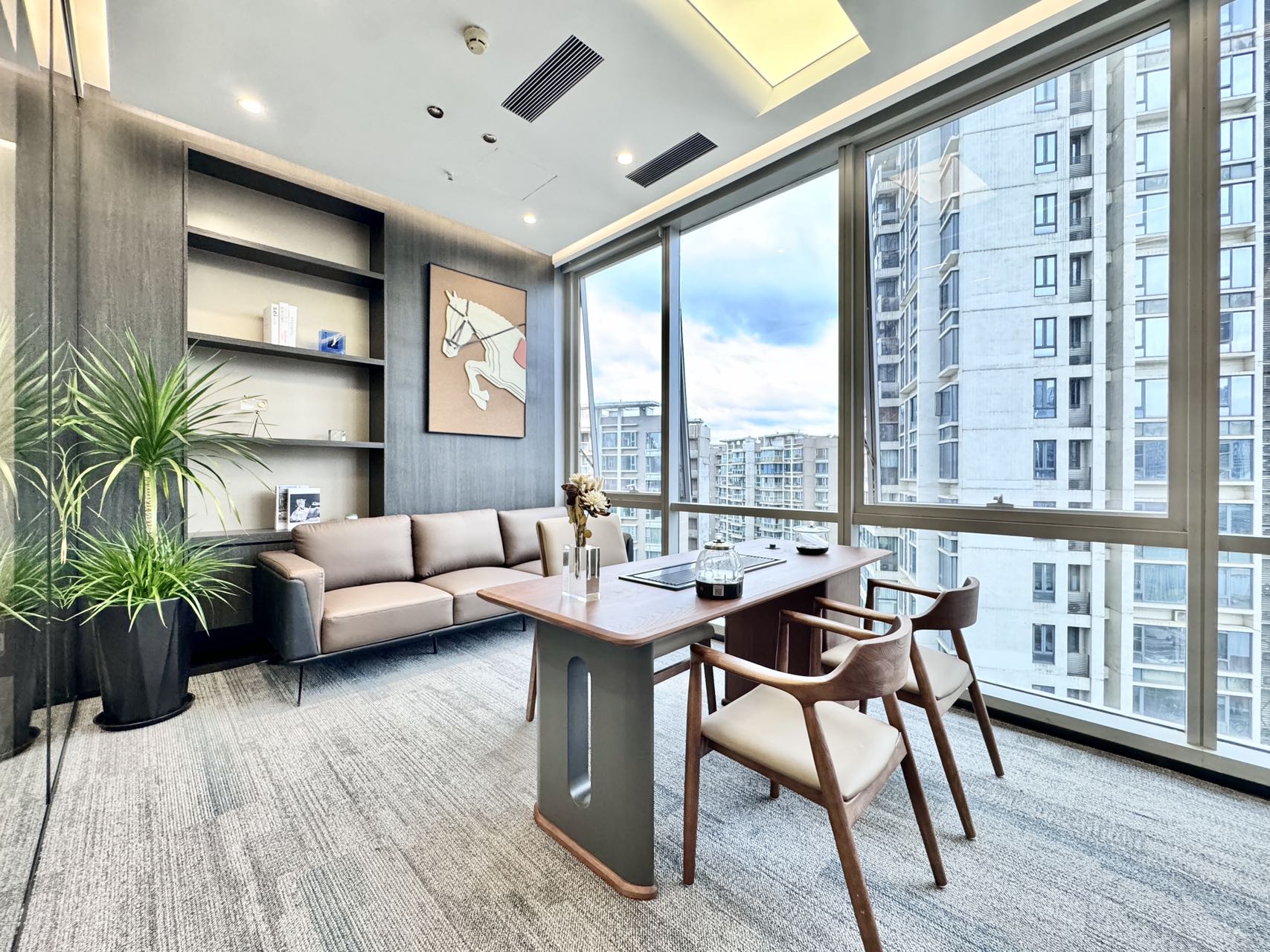 1号线高新地铁几百米 精致小户型 3隔间16工位 精装带家具 落地窗玻璃 晶科一号办公室出租