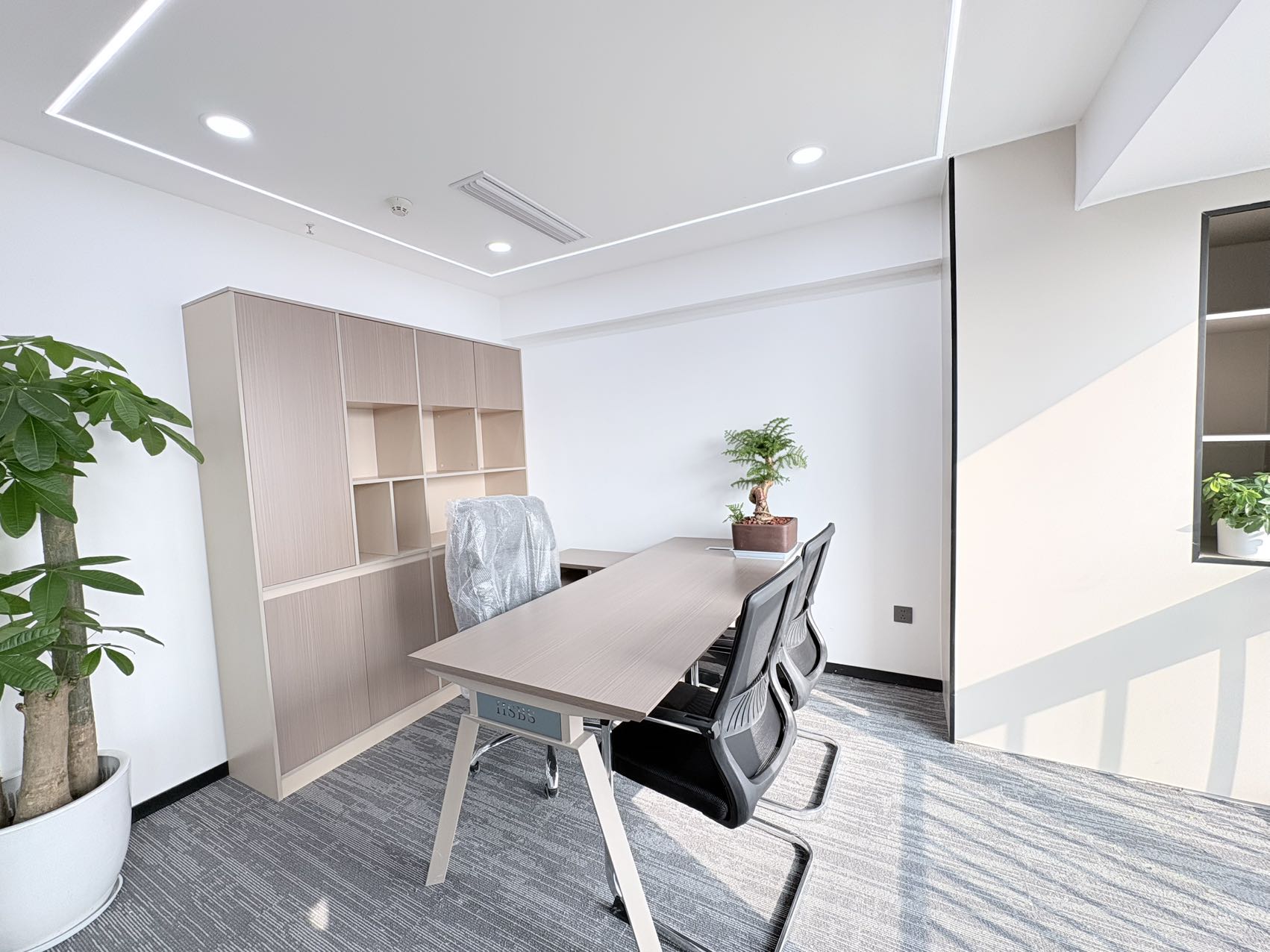 金牛区紧邻2环 265平方 5隔间23工位 高区视野巴适 精装带家具 地铁口 迈里中心办公室出租