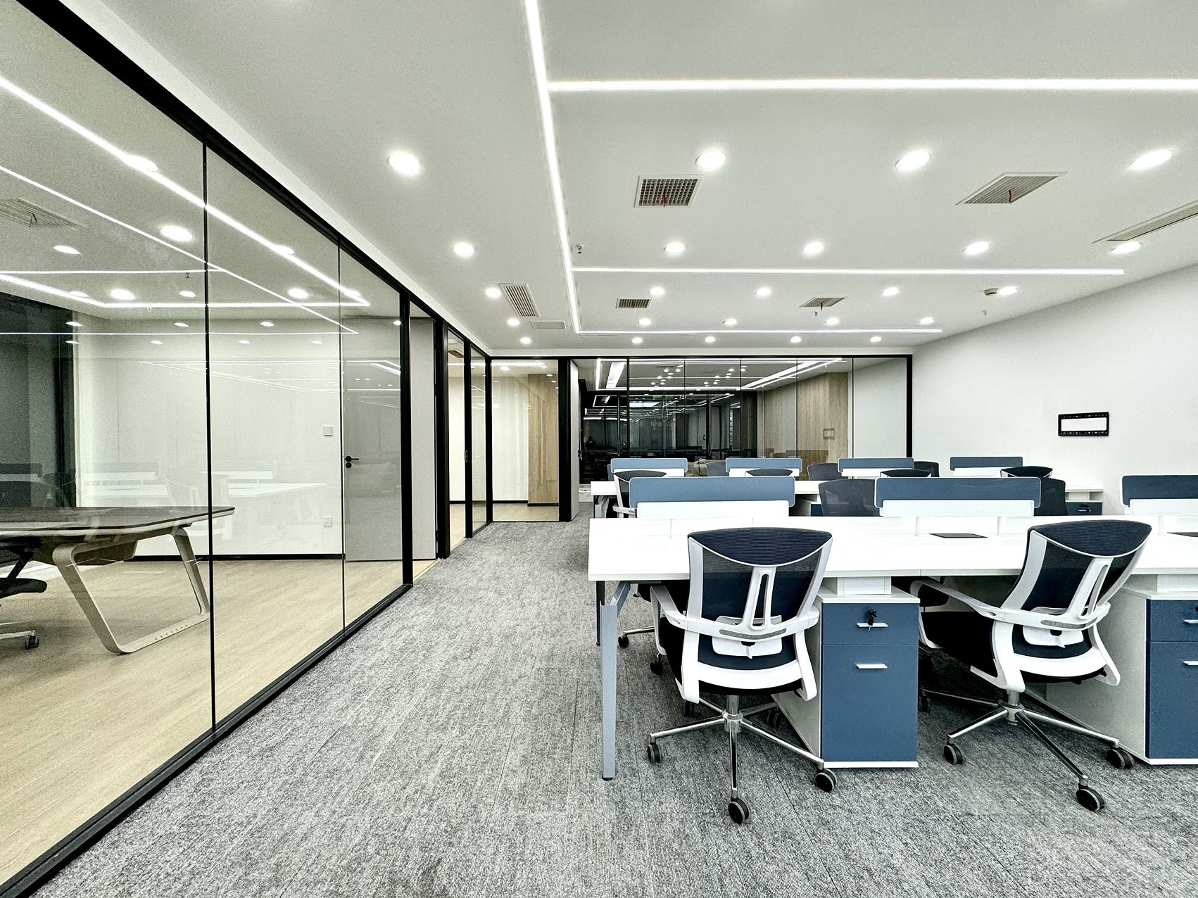 桐梓林地铁口双面采光精装好房 按套出租5隔间16工位 部分区域24小时空调 含物业费 新希望大厦办公室出租