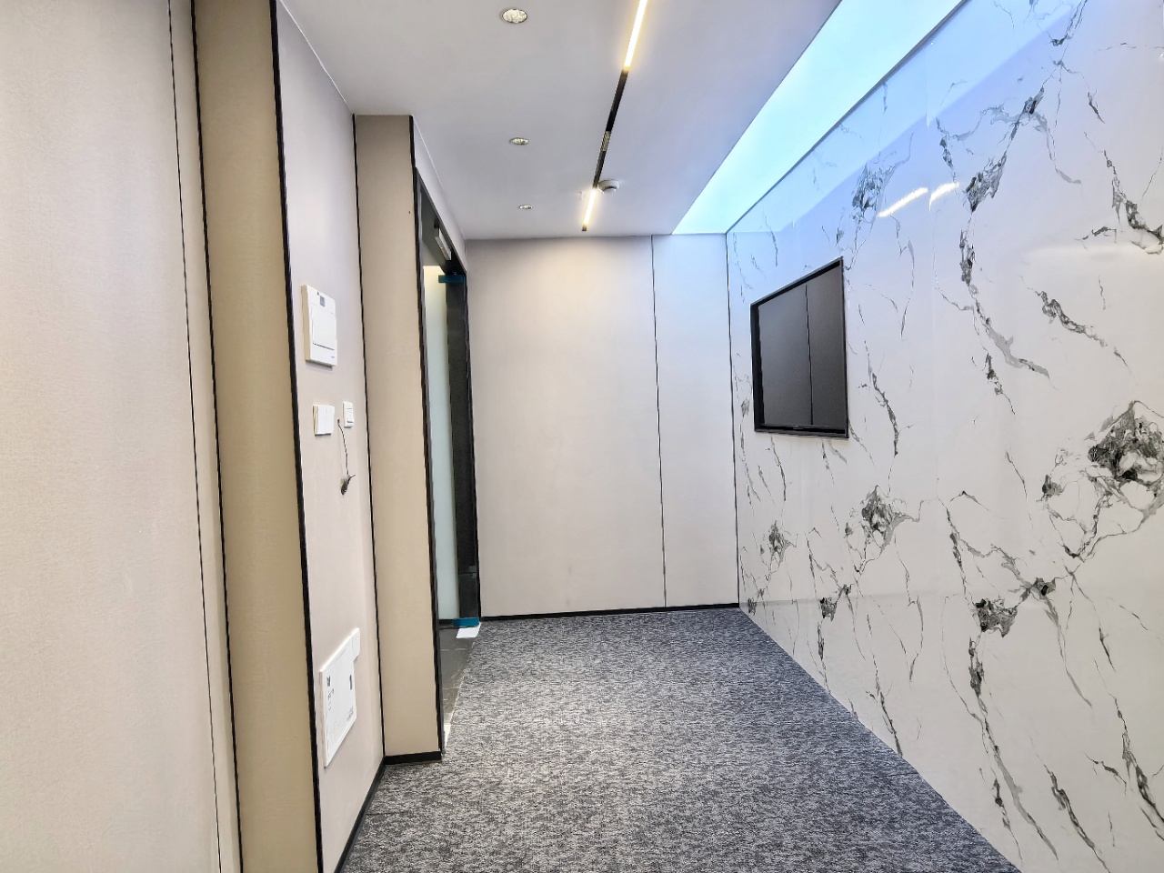 天府三街甲级楼盘稀缺小面积 2隔间12工位 特价7888元含物业费出租 带家具 香年广场办公室出租