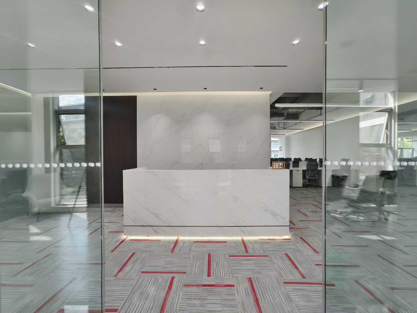 高新区园区办公户型 服务面积348平方 5隔间30工位 带家具 报价含物业费 大气前厅 软件园C区办公室出租