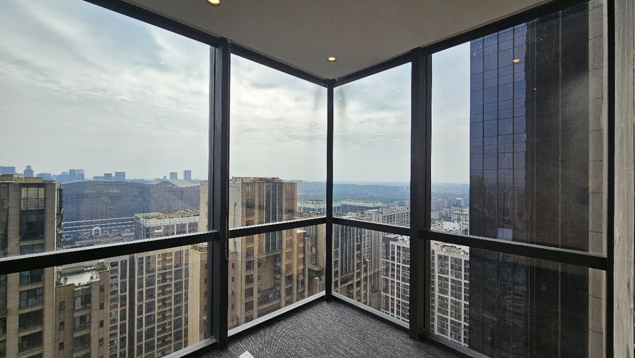 孵化园甲级楼宇 367平方 4隔间24工位 报价69元含税 三地铁交汇 西南朝向 双面采光 楚峰国际办公室出租