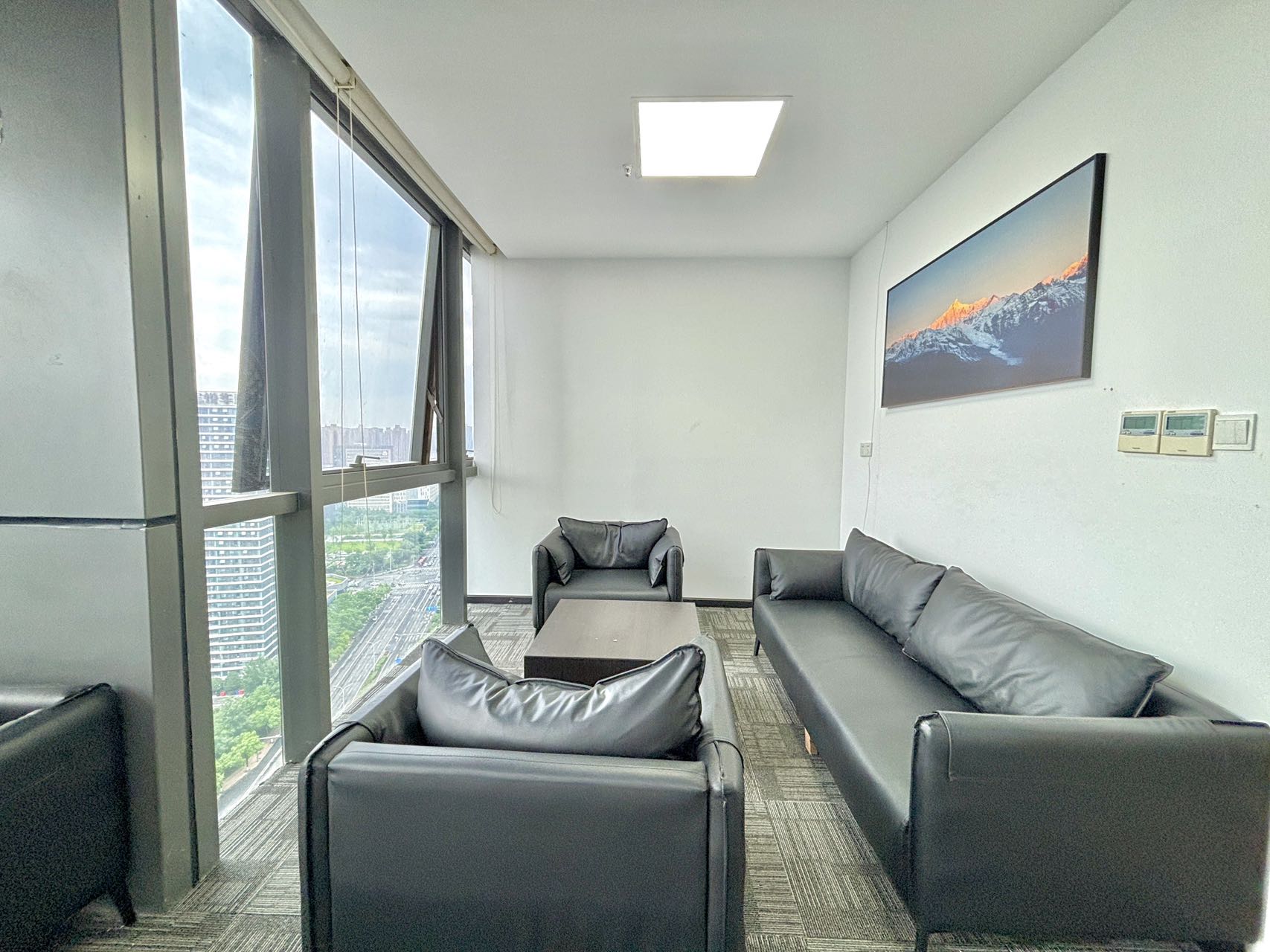 5号线大源版块地铁几百米 按套出租含物业 3隔间16工位带休息区 24小时空调 复城国际办公室出租