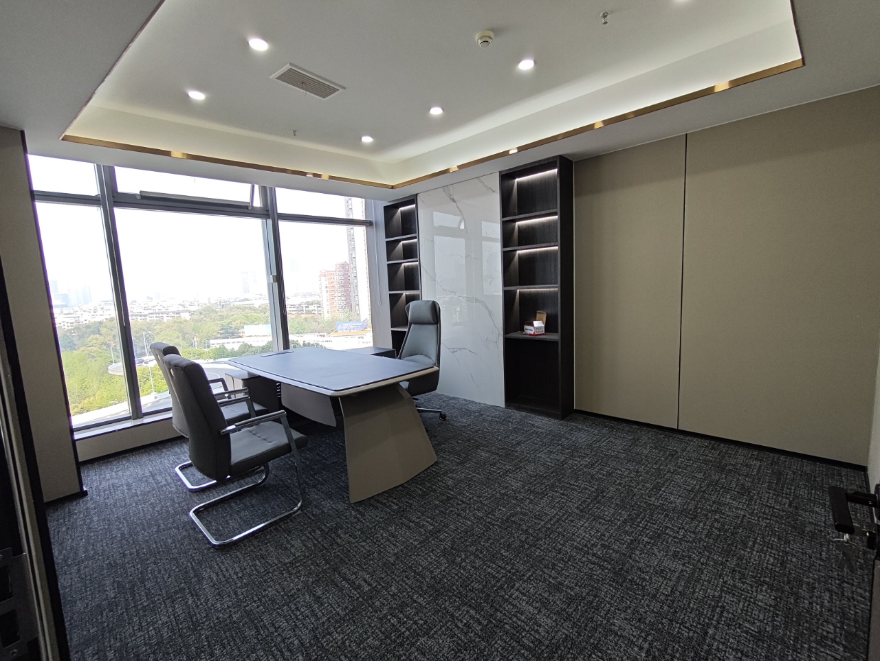 成华区杉板桥版块 146平方3 隔间12工位 正对电梯口 近地铁 紧邻东郊记忆 多弗国际办公室出租