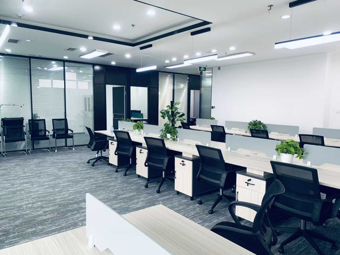 环球中心东区地铁口 空调早九晚十 4隔间24工位 特价1.2w含物业费 双阳台 环球中心办公室出租