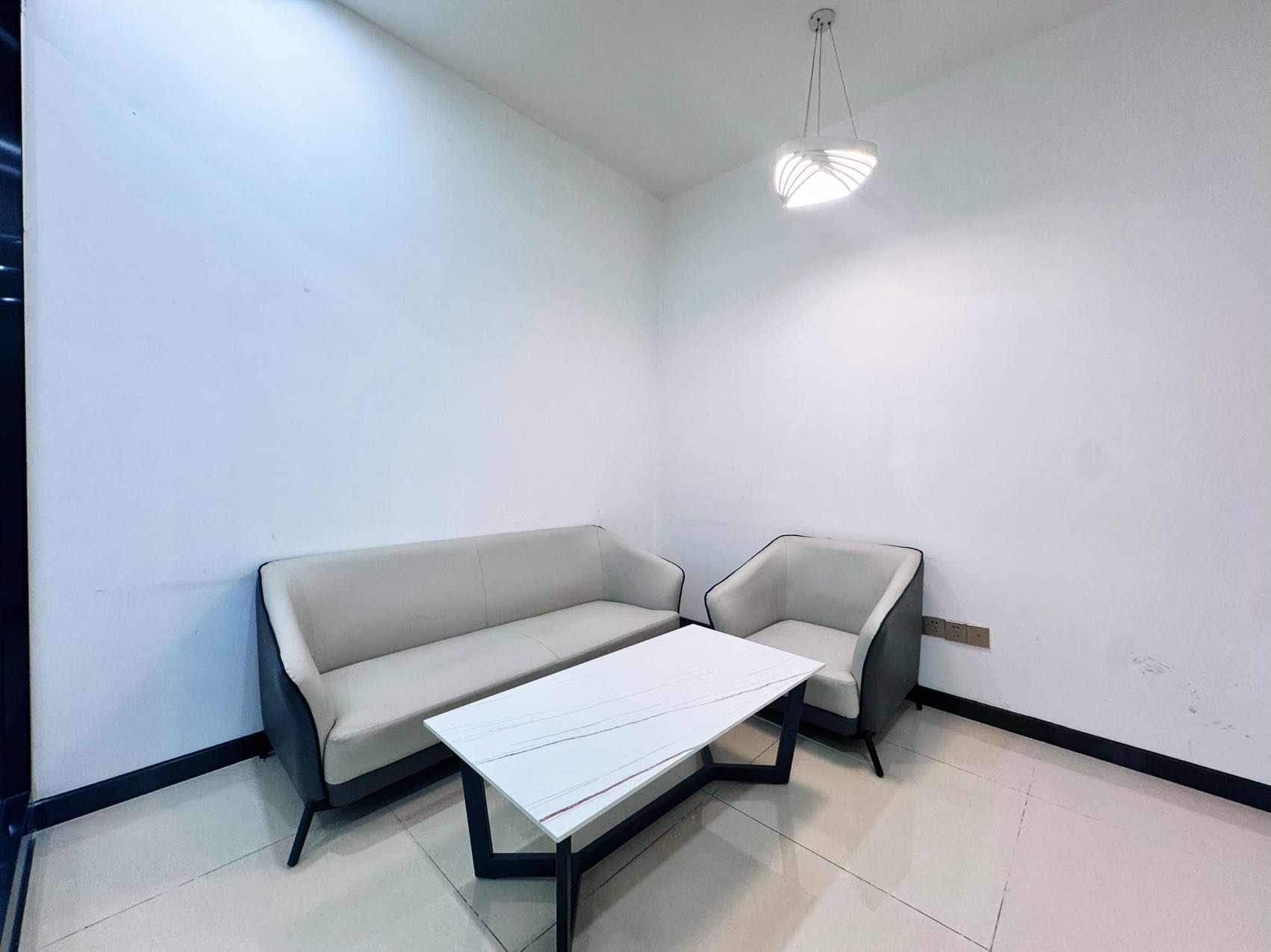 天府二街甲级楼盘 24小时空调 套租 3隔间15工位 含物业费 雄川金融中心办公室出租