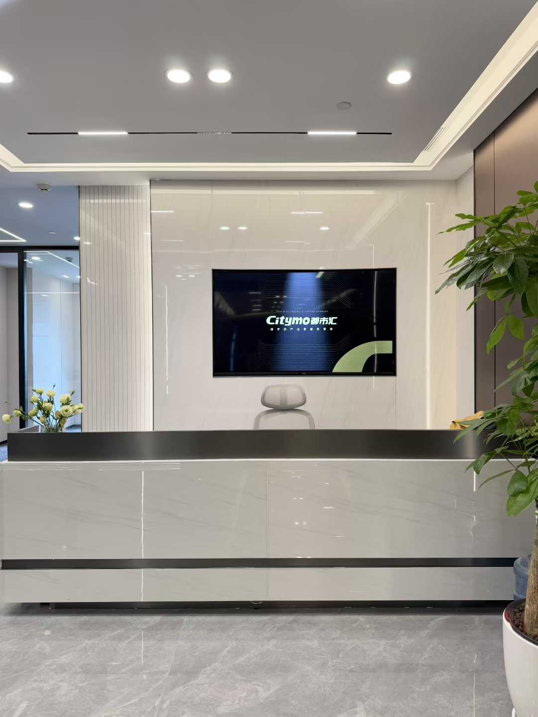 天府三街地铁口高品质装修房源 286平方 4隔间20工位 正对电梯口 24小时空调 新希望国际办公室出租