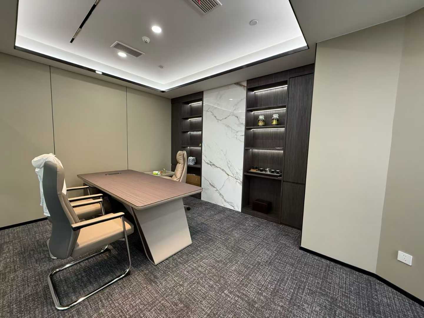 高新区孵化园地铁口 1隔间6工位 24小时空调 小而精致 创业办事处首选 嘉润国金中心办公室出租