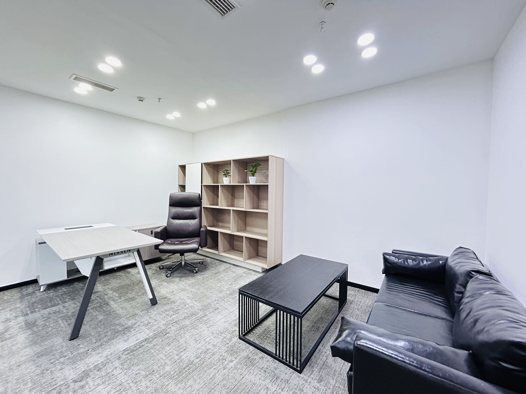 高新区环球中心办公室 按套出租 6隔间18工位 北区朝外 视野开阔 报价含物业费 精装带家具