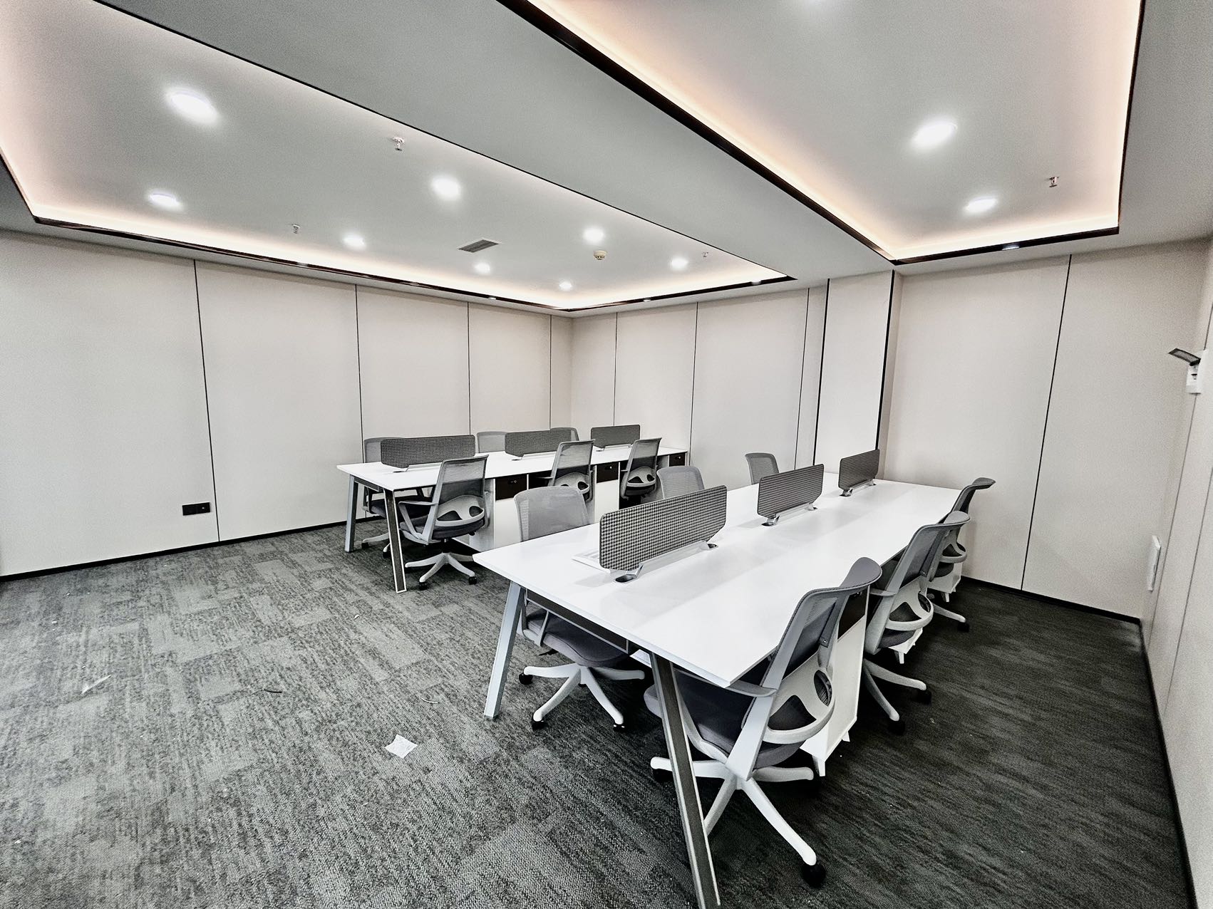 市中心东门大桥地铁口 按套出租 2隔间14工位 精装带家具 户型方正 东方广场办公室出租