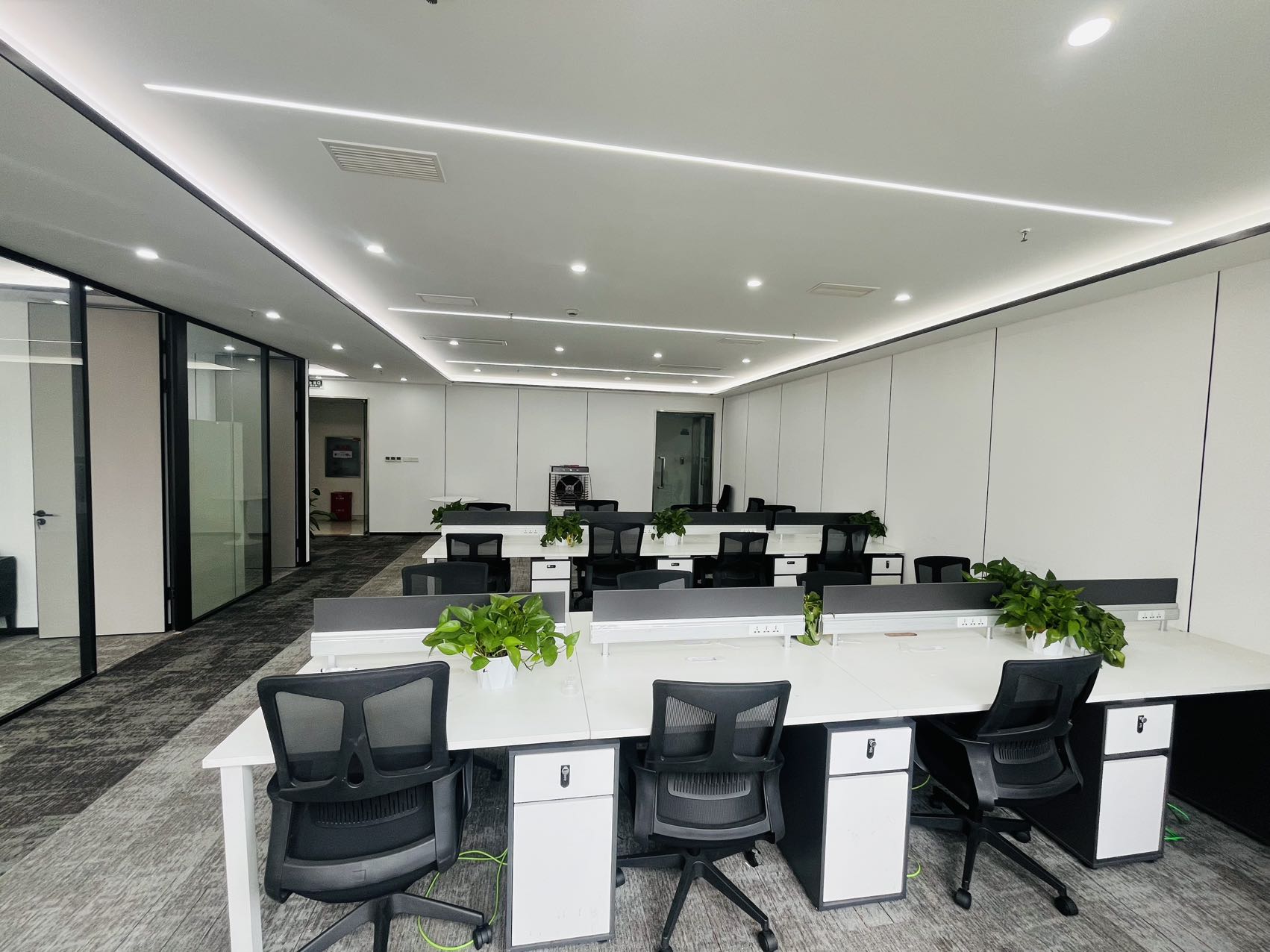 世纪城精装高区户型 套租 2隔间24工位 报价含物业费 精装带家具 采光面大 蜀都中心办公室出租