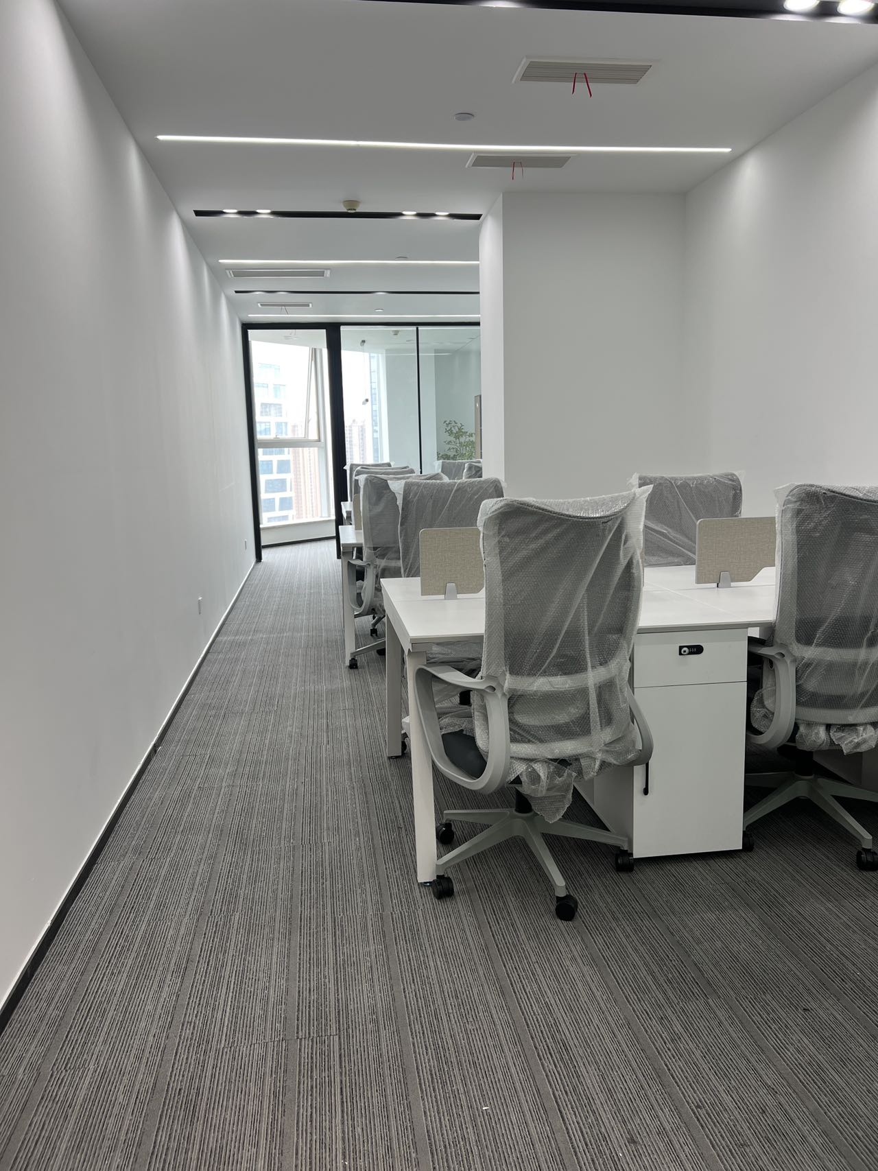 金融城三期-金石路地铁三百米 适合创业办事处 1隔间10工位 精装带家具 24小时空调 中加国际办公室出租