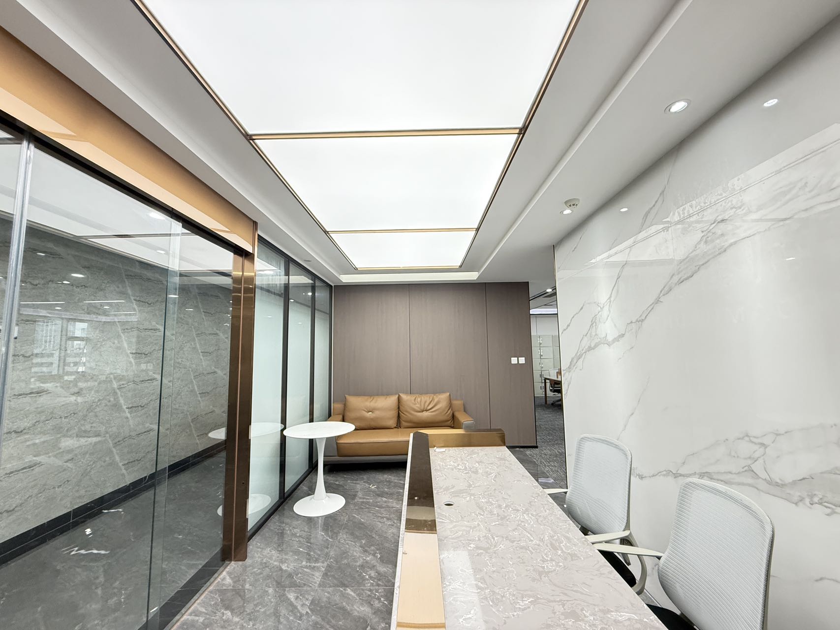 孵化园地铁口 三线交汇 优质房源推荐 208平 4隔间18工位 带会议室 24小时空调 朝东 嘉润国金办公室出租