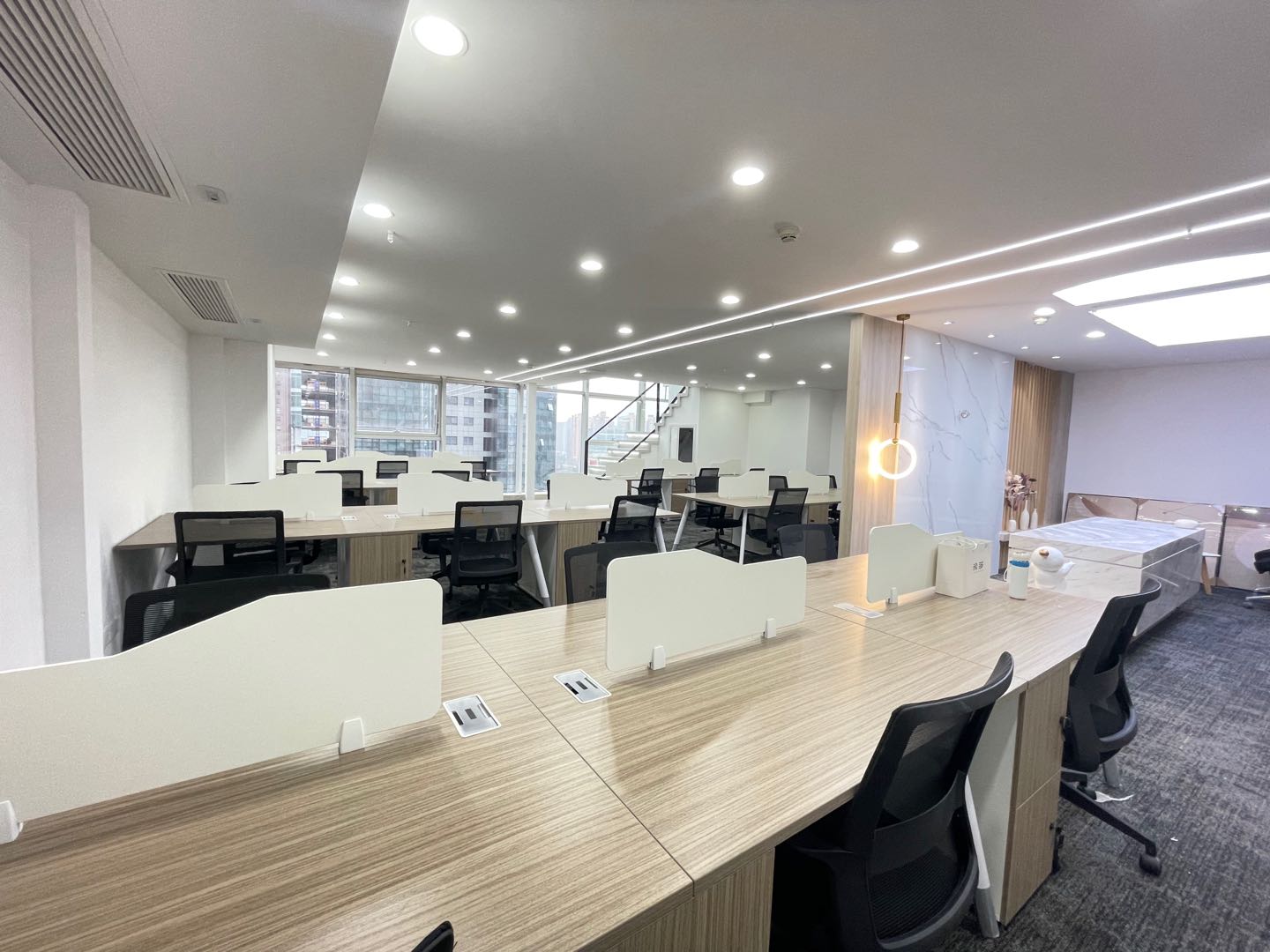 天府三街跃层纯写户型 物业费便宜 建筑140平 实得280平 3隔间50工位 福年广场办公室出租