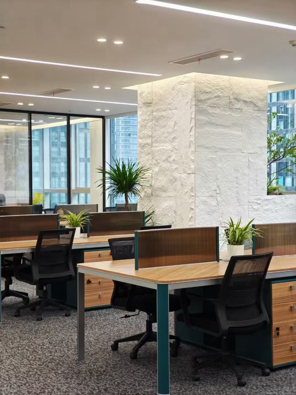 天府三街甲级楼盘 产权面积出租 389平方 6隔间50工位 户型方正 装修大气上档次 带家具 希顿国际办公室出租