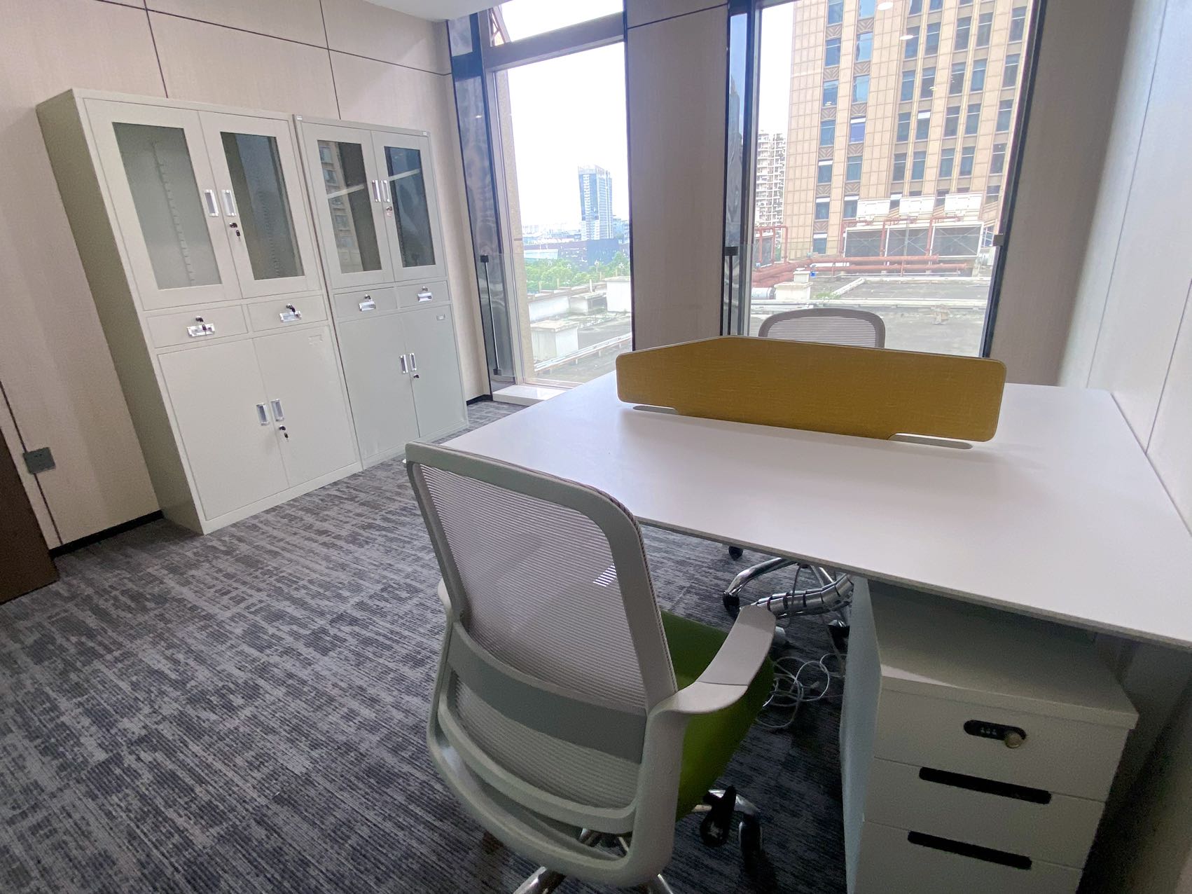 世纪城地铁四五百米 261平方 4隔间24-30工位 大会议室 正对电梯口 首东置业办公室出租