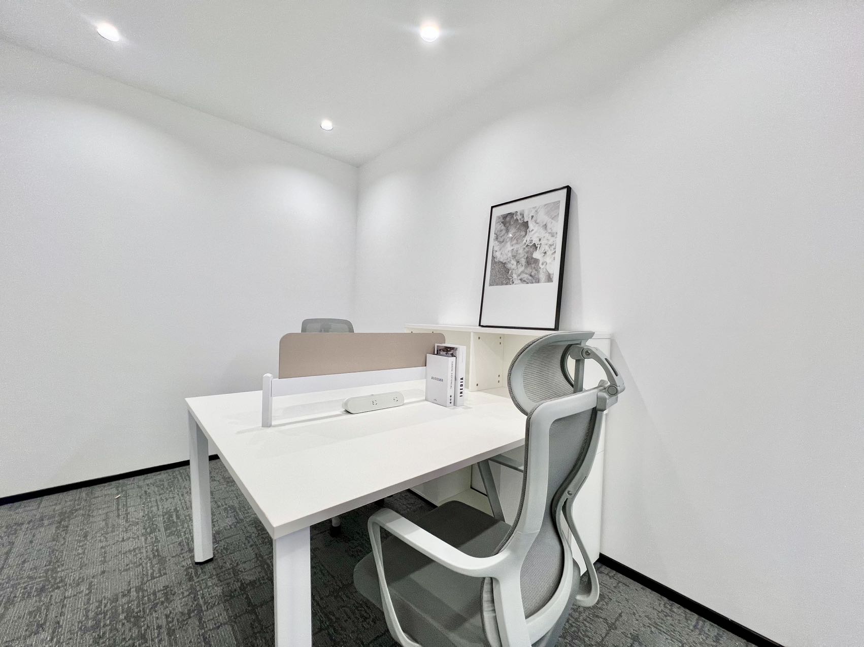 2号线牛市口地铁几百米 按套出租 含物业费 3隔间18工位 精装带家具 高区视野巴适 摩根中心办公室出租