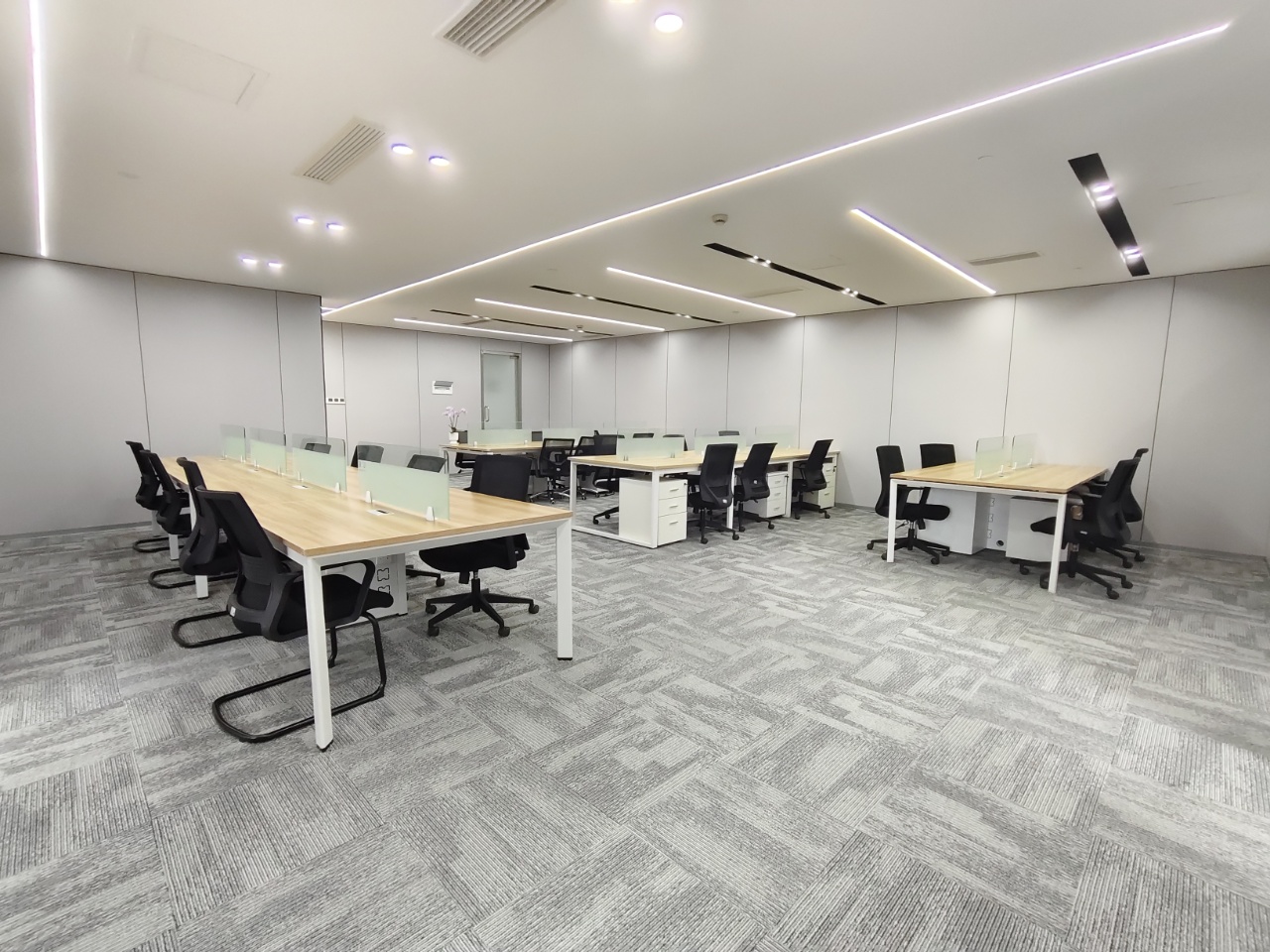 高新核心CBD区位 孵化园地铁400米 252㎡ 3隔间1储物间24工位 带家具 配套方便 新中泰国际办公室出租