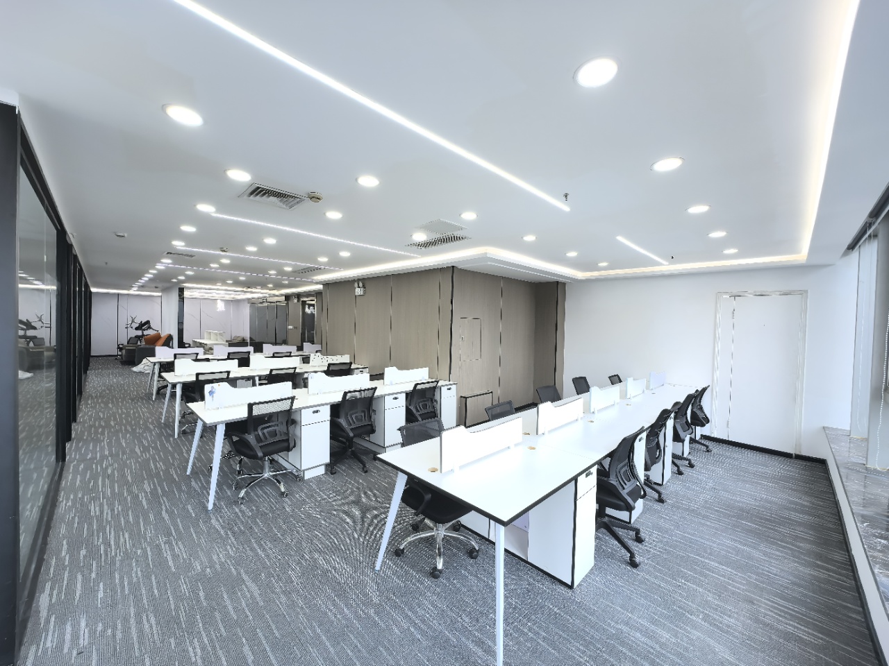 紧邻春熙路核心商圈 按套出租 4隔间36工位 双面采光 电梯口 含物业费 喜年广场办公室出租