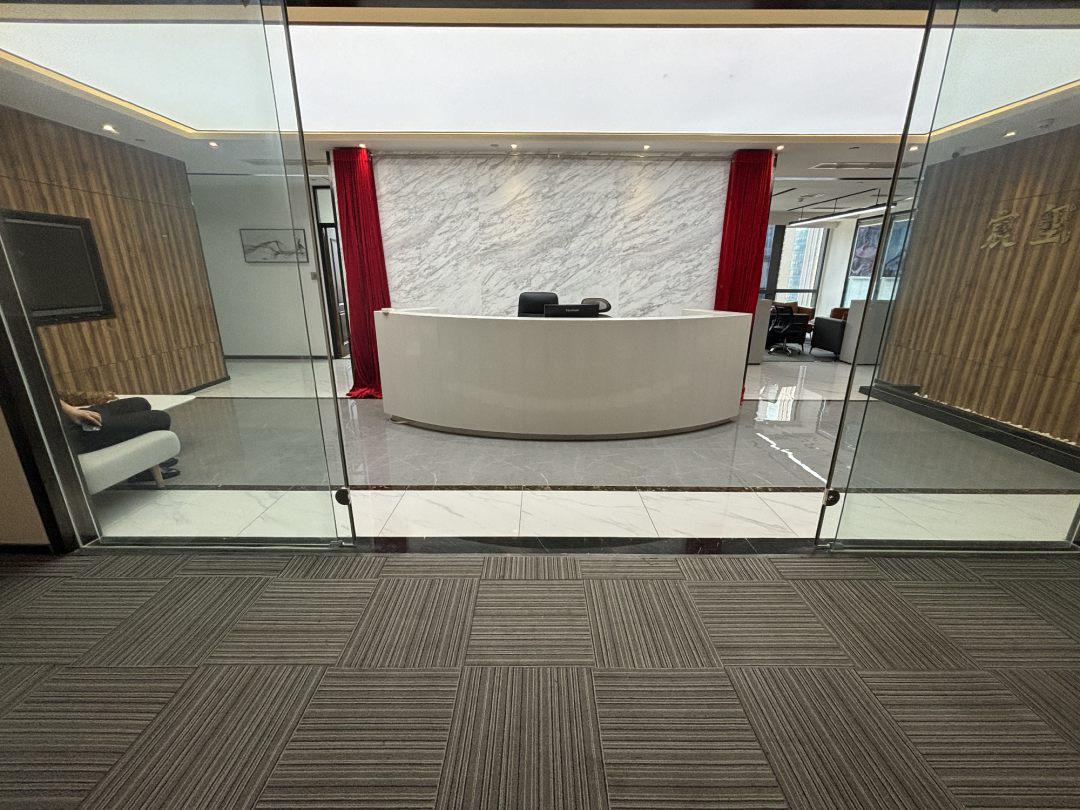 天府二街超甲电梯口户型 大门头昭示性强 335平方 7隔间6工位 60元单价 领地环球金融中心