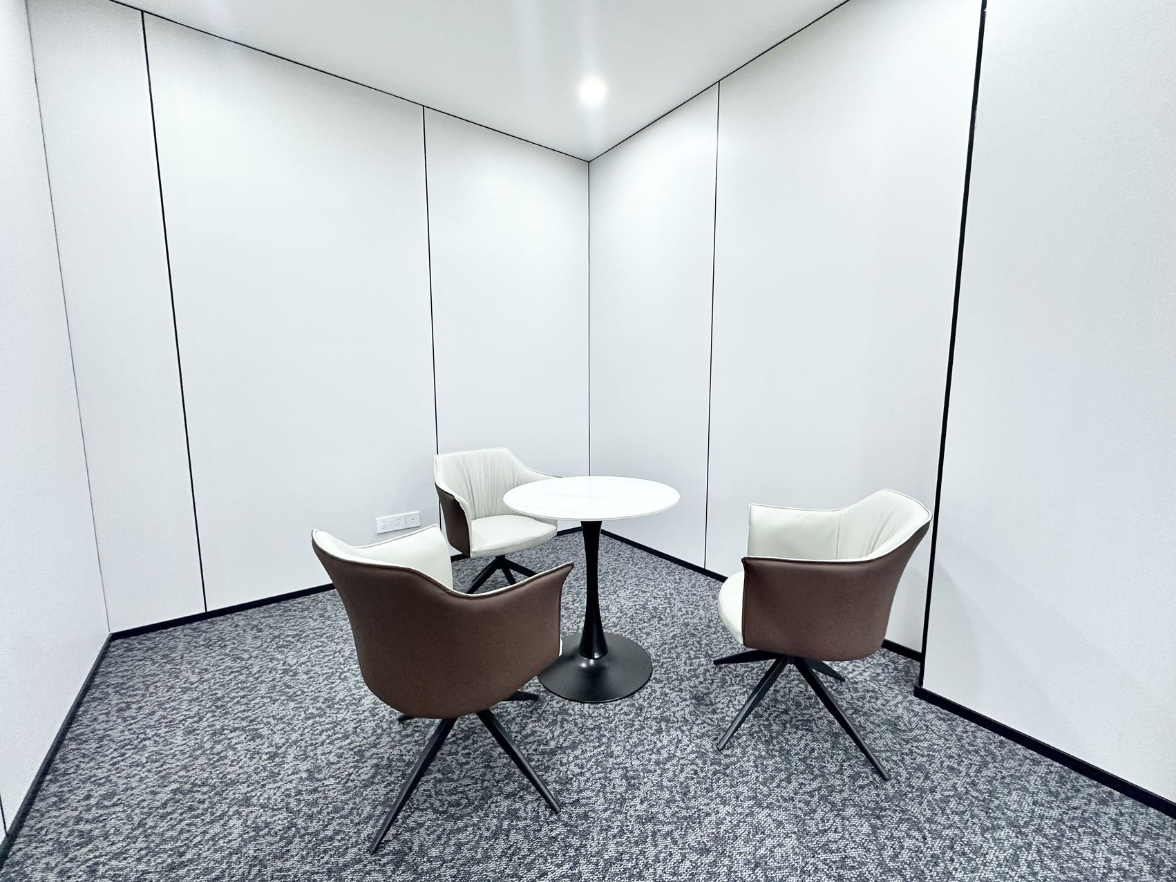 武侯区红牌楼甲级现房 264平方 4隔间12工位 东南朝向 户型方正 带前台 拎包入住 鼎冠中心办公室出租