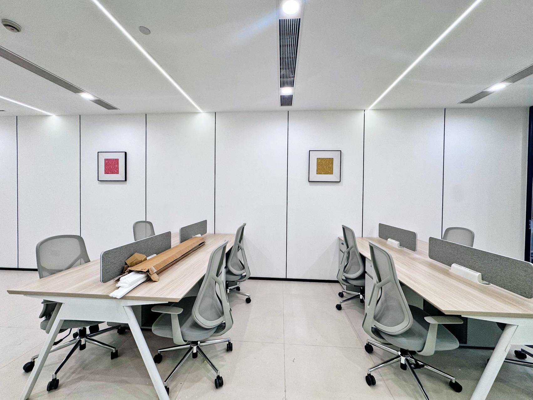 金融城24小时空调楼盘 按套出租 4隔间12工位 朝南 精装带家具 布鲁明顿办公室出租