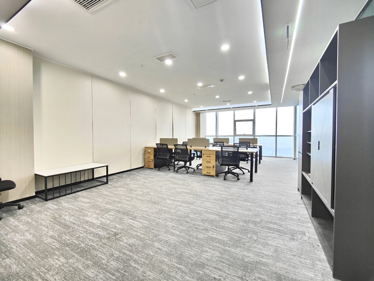 5号线骑龙地铁几百米 高区落地窗 视野巴适 按套出租3隔间18工位 带家具 24小时空调 美行中心办公室出租