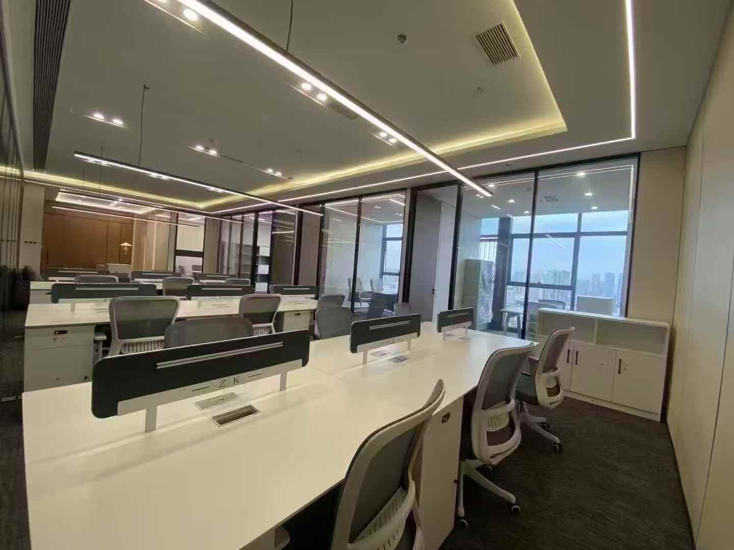 成华区8号线十里店地铁口 268平方 4隔间30工位 24小时空调 视野巴适 龙腾广场办公室出租