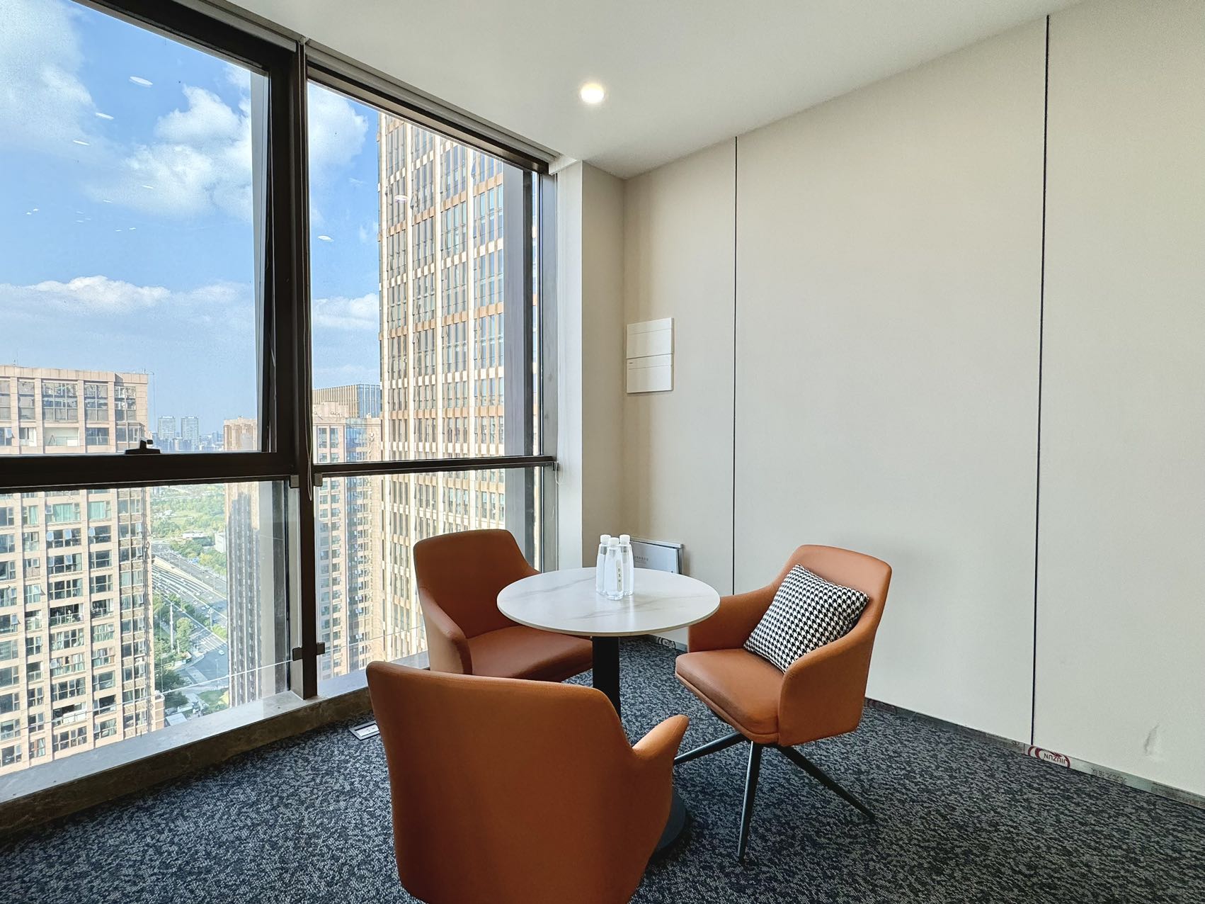 高新区世纪城地铁口甲级整层打造 356平5隔间36工位 带共享配套 高区双面采光 东方希望天祥办公室出租