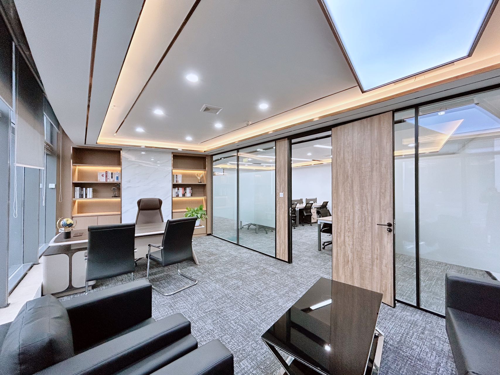 成华区杉板桥地铁四五百米 近东郊记忆 243平 4隔间24工位 落地窗 视野巴适 多弗国际办公室出租