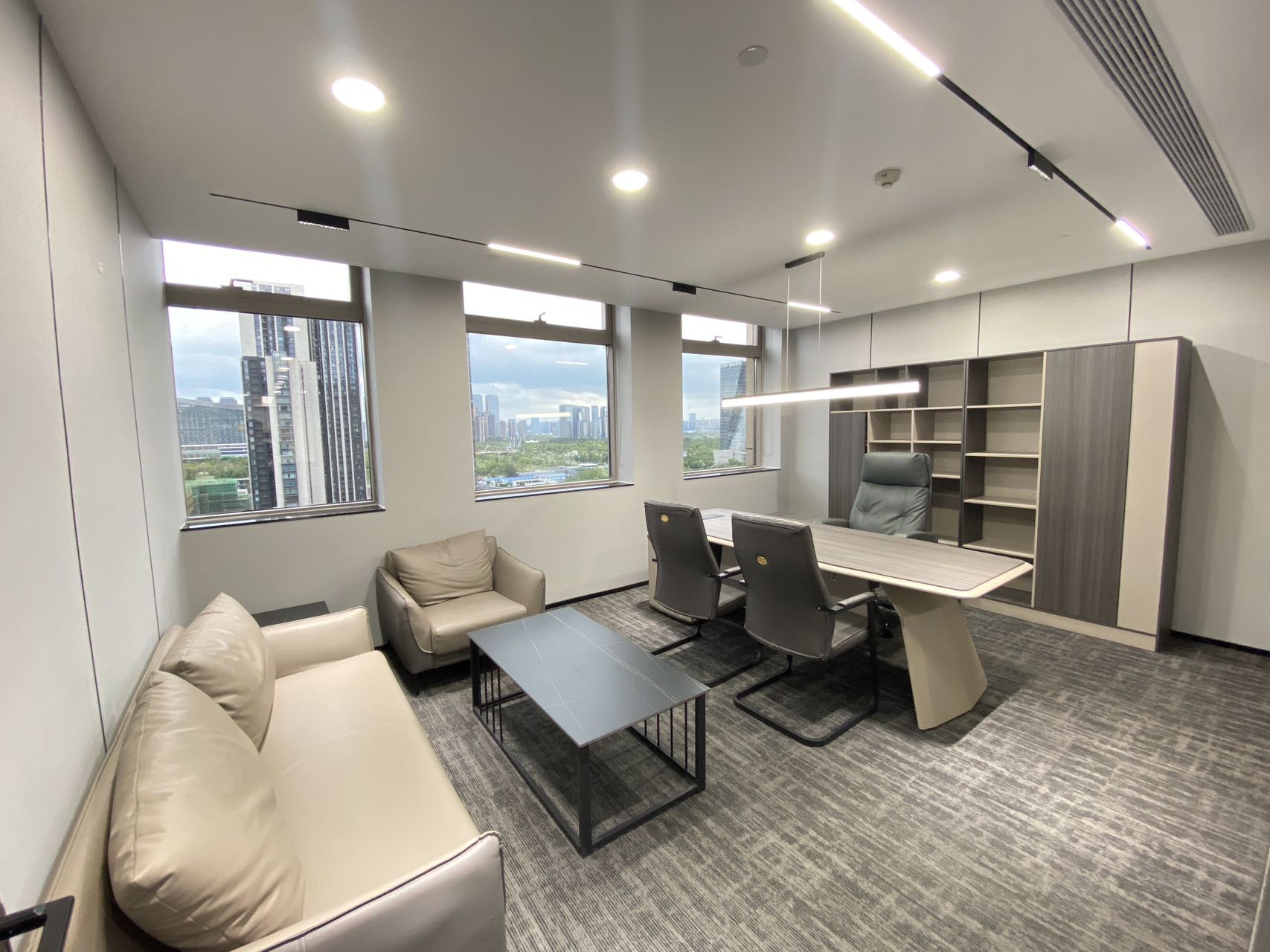 高新区世纪城地铁口几百米 西北朝向 363平方 5隔间35工位 户型方正 带家具  首东置业办公室出租