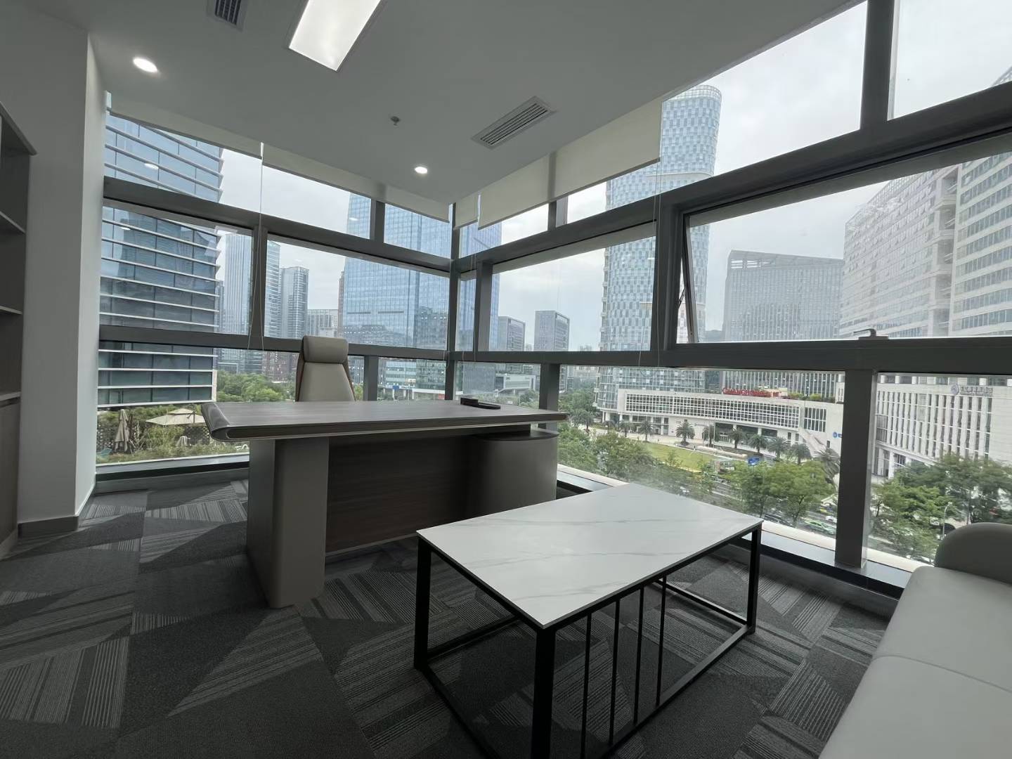 四街阿里巴巴办公楼出租 305平 4隔间45-50工位 24小时空调 大小面积均有 价格可谈