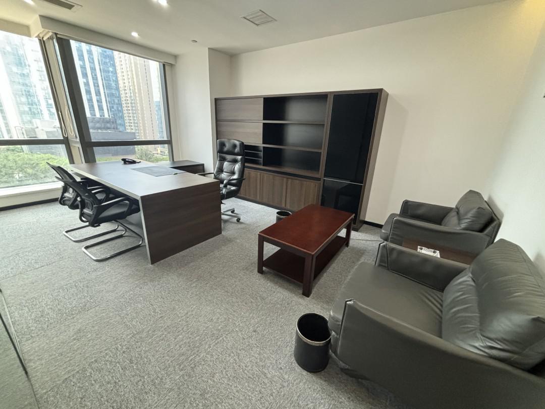 天府二街超甲电梯口户型 大门头昭示性强 335平方 7隔间6工位 60元单价 领地环球金融中心