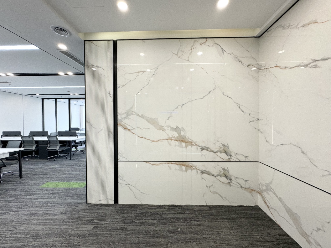 市中心牛市口地铁口超甲写字楼 3隔间20工位 220平 精装带家具 视野巴适 汇信财富中心办公室出租