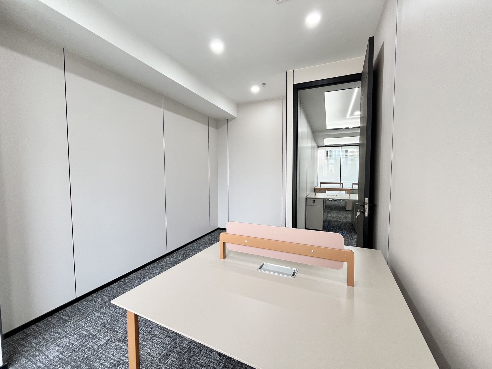 孵化园新出139平户型 3隔间12工位 出地铁就是 无惧风雨 24小时空调 物业含能耗 嘉润国金中心办公室出租