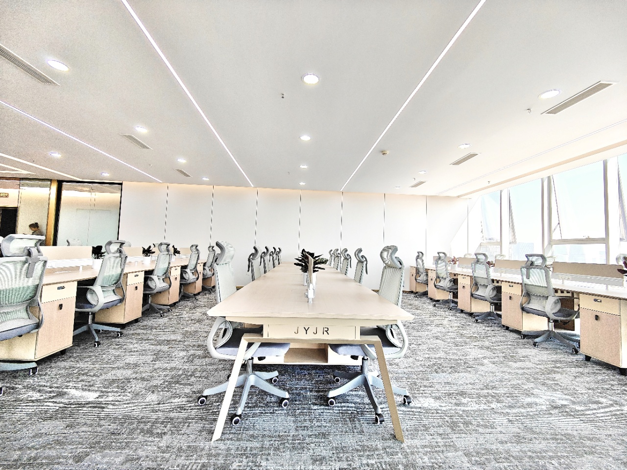 1号线孵化园9号线芯岛三四百米 329平方 4隔间40工位 双面采光 高区视野非常向阳 嘉煜金融科技中心办公室出租