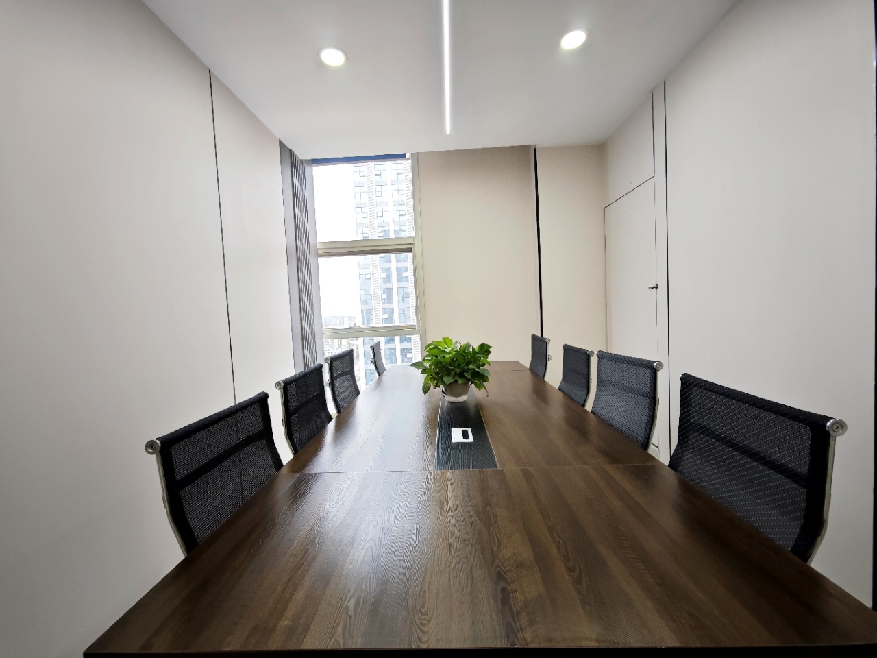 青羊区清江西路地铁近 按套出租 3隔间16工位 报价含物业费 户型方正 带家具 金沙万瑞中心办公室出租