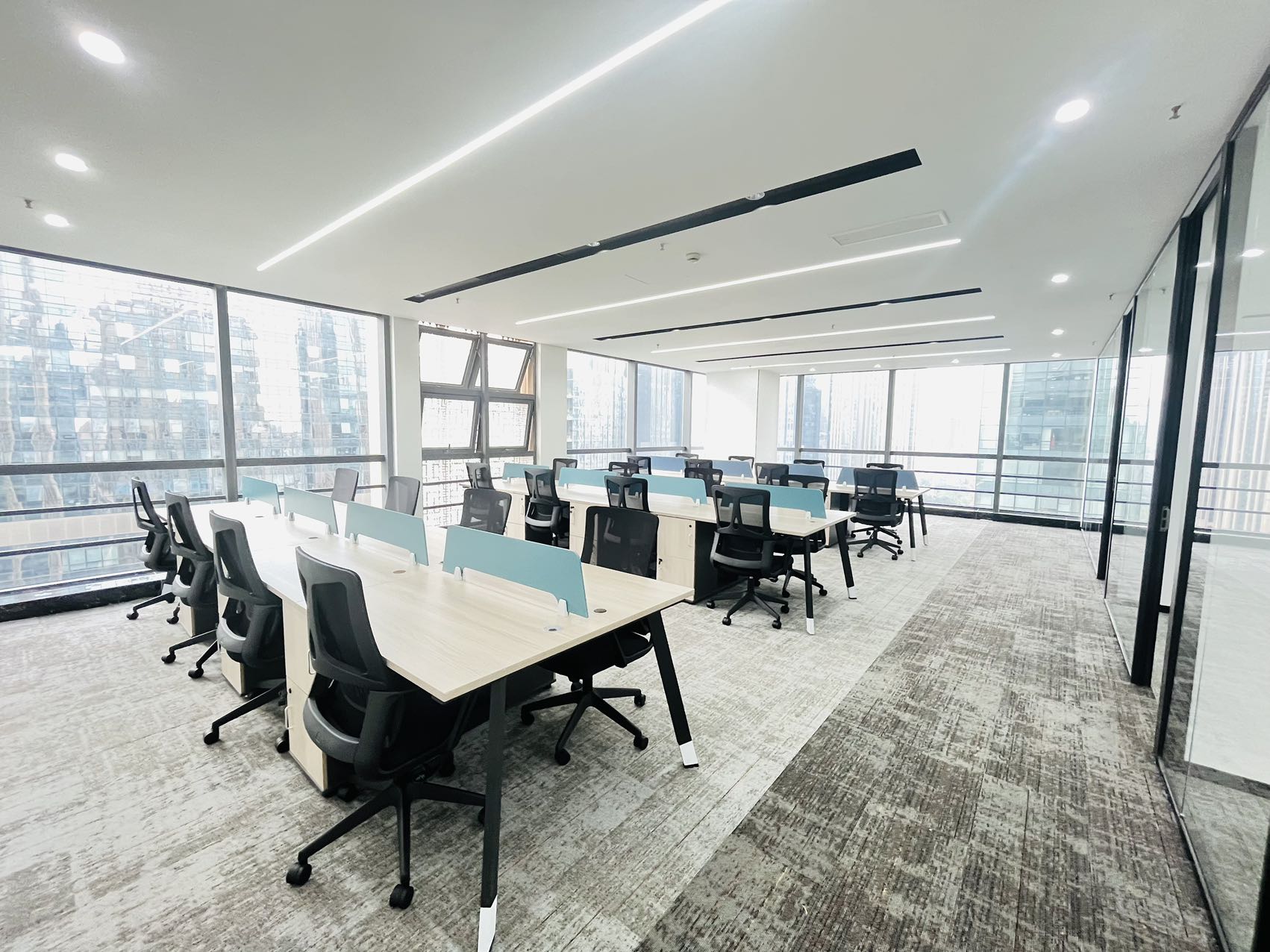 世纪城双面采光精选户型 采光面大 视野巴适 217平方 3隔间30工位 含物业费 蜀都中心办公室出租