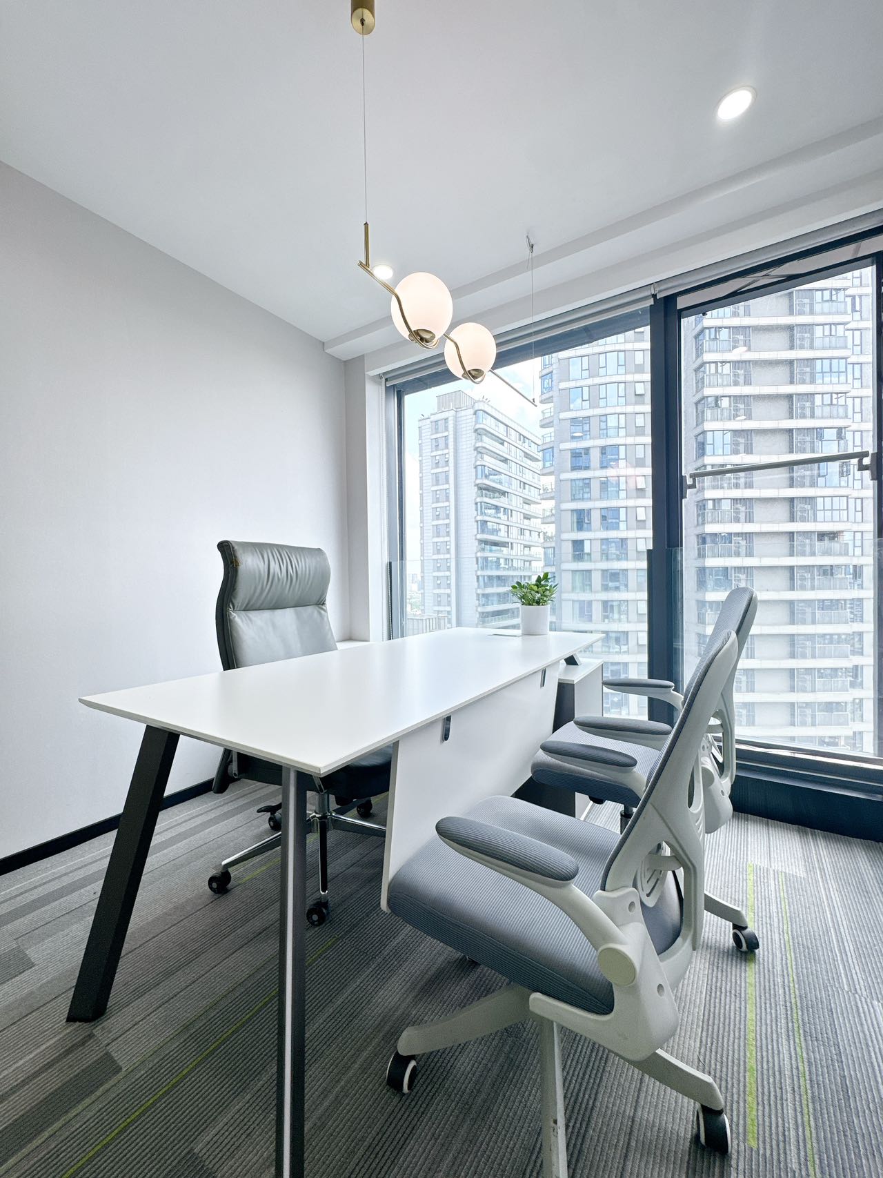 青羊区4号线西南财大地铁400米 500平 7隔间40工位 大气前台 双面采光 落地窗 视野巴适 见兴里浣花国际办公室出租