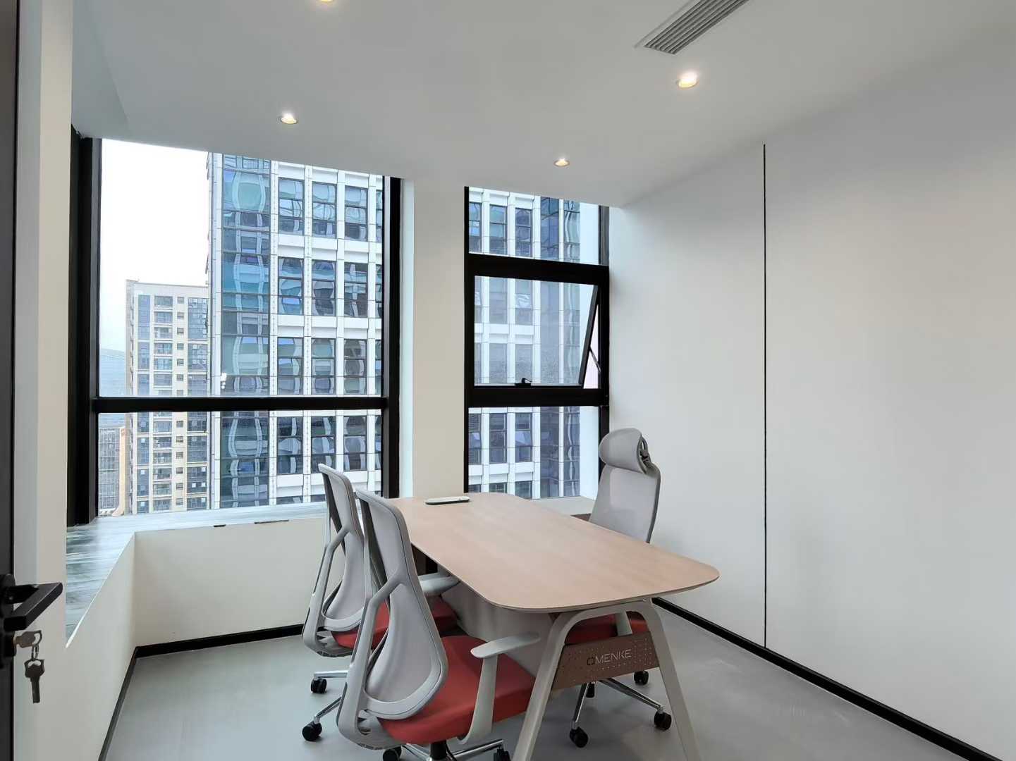 高新三地铁交汇 孵化园站 4隔间24工位 双面采光 精装带家具 品质装修 24小时空调 中航交流中心办公室出租