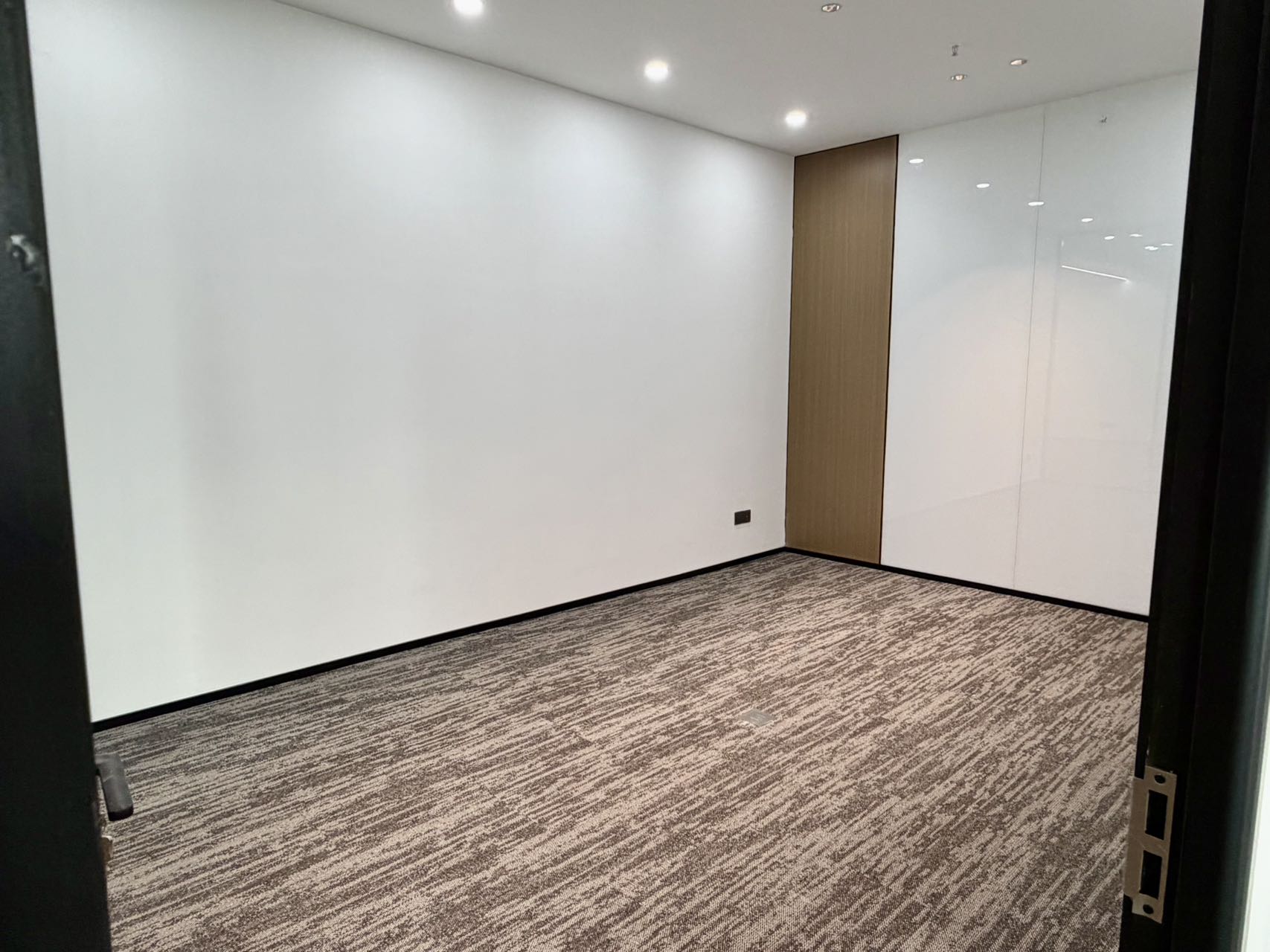 攀成钢版块超甲东大路地铁口户型 196平 4隔间16工位 业主直租 带家具 环球都汇办公室出租