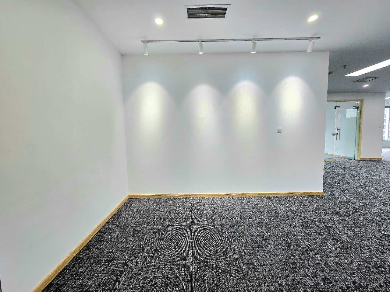 金融城电梯口双面采光户型 视野巴适 364平 5隔间40工位 带大隔间 可租可售 中航国际广场办公室出租